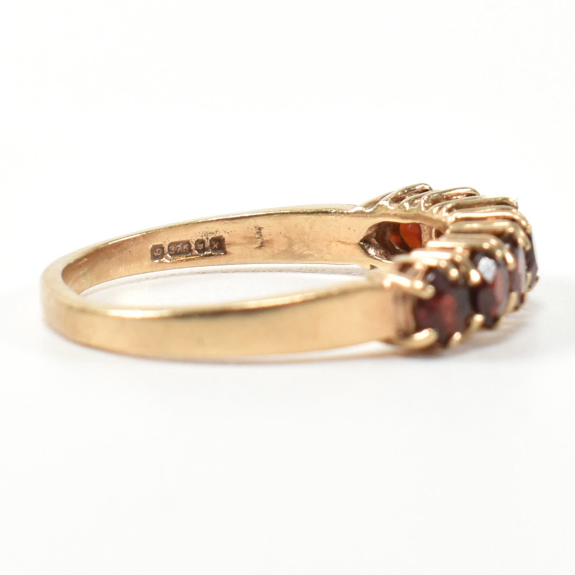 HALLMARKED 9CT GOLD & GARNET SEVEN STONE HALF HOOP RING - Image 5 of 10