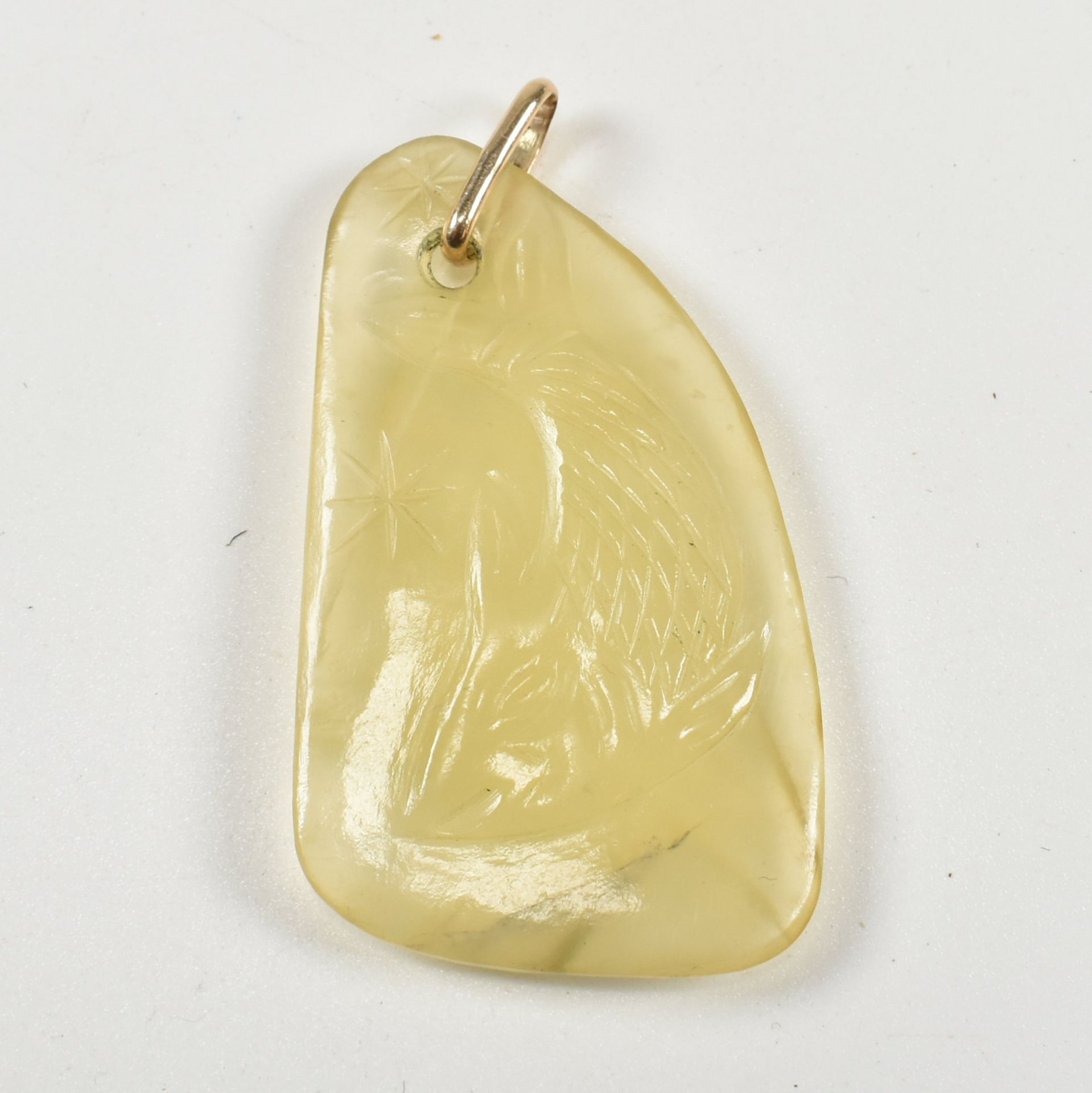 CARVED HARDSTONE BIRD & FISH PENDANT - Image 6 of 6