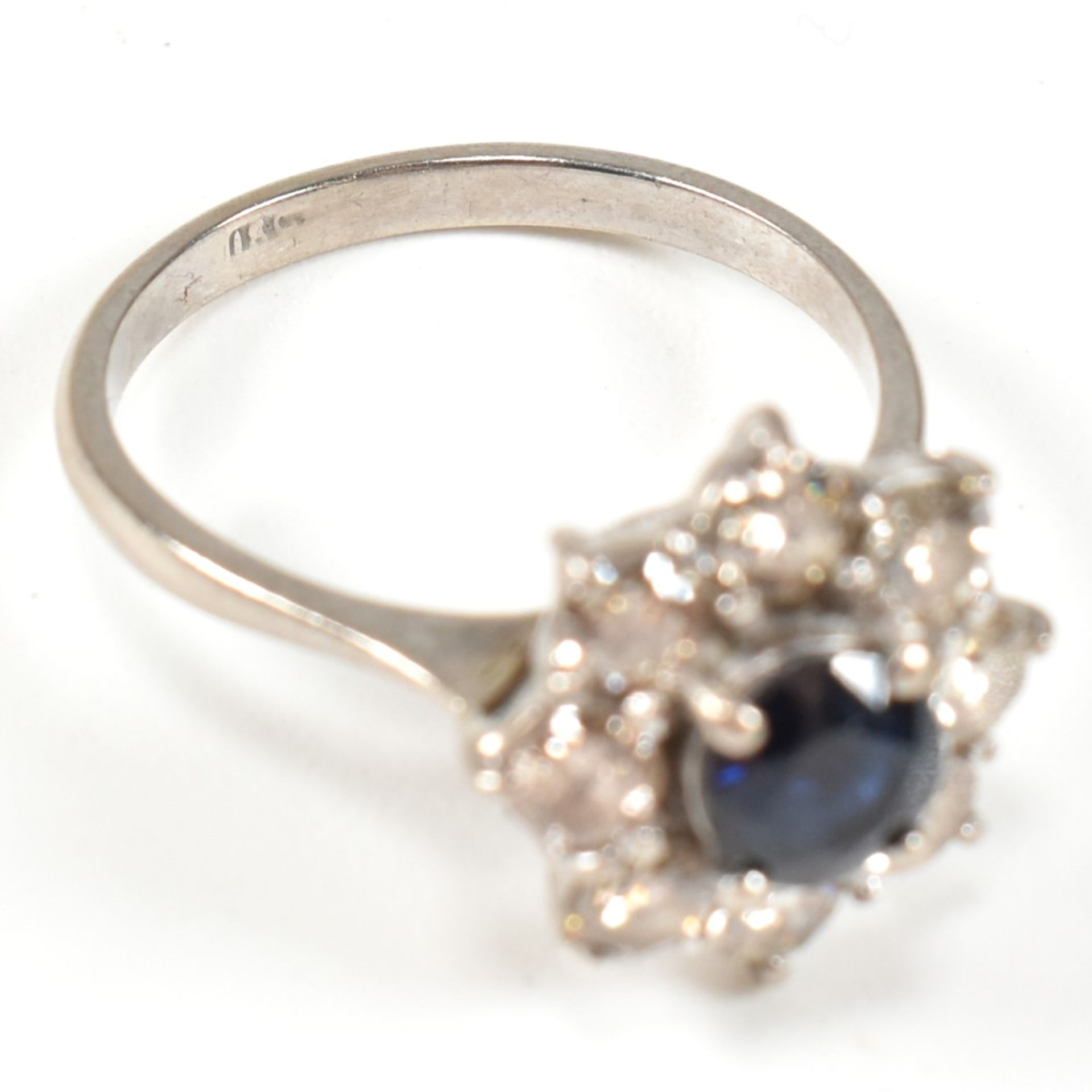 18CT GOLD SAPPHIRE & DIAMOND CLUSTER RING - Bild 10 aus 10