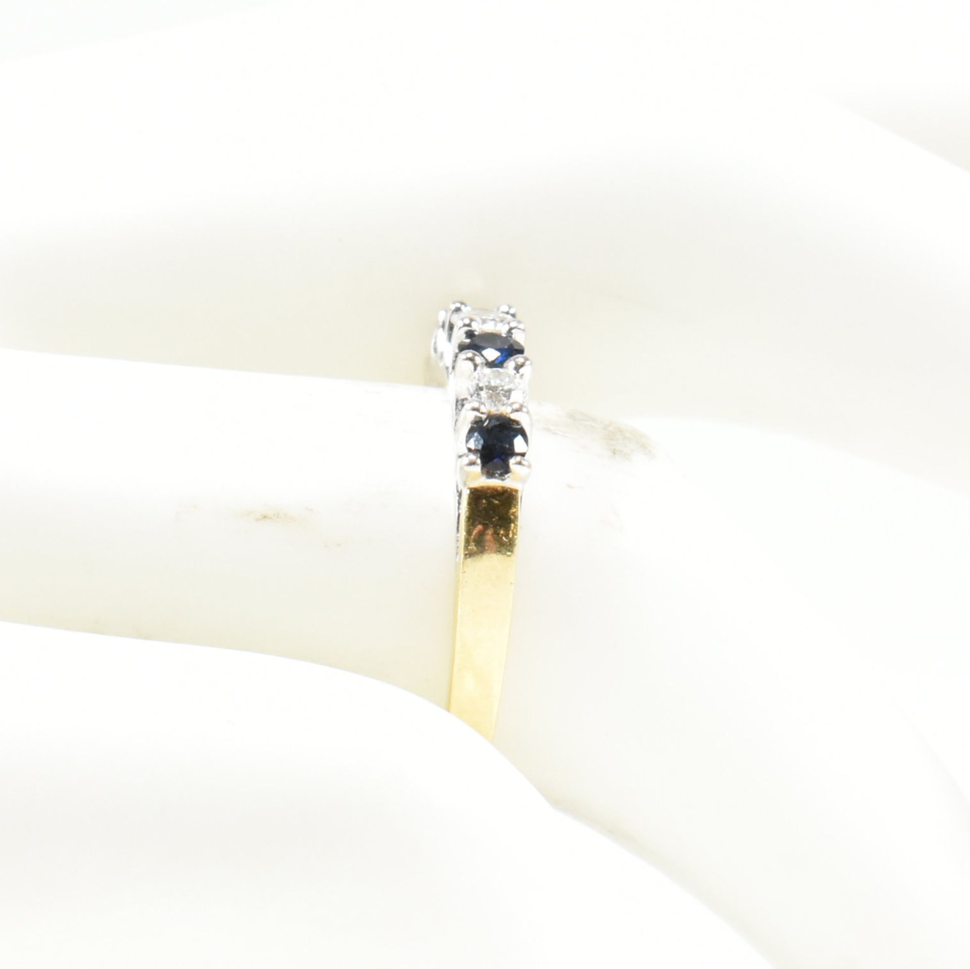 HALLMARKED 18CT GOLD DIAMOND & SAPPHIRE HALF HOOP RING - Bild 10 aus 10