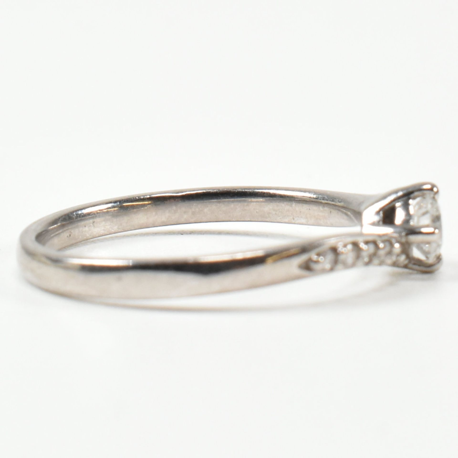 HALLMARKED 18CT WHITE GOLD & DIAMOND CROSSOVER RING - Image 5 of 9