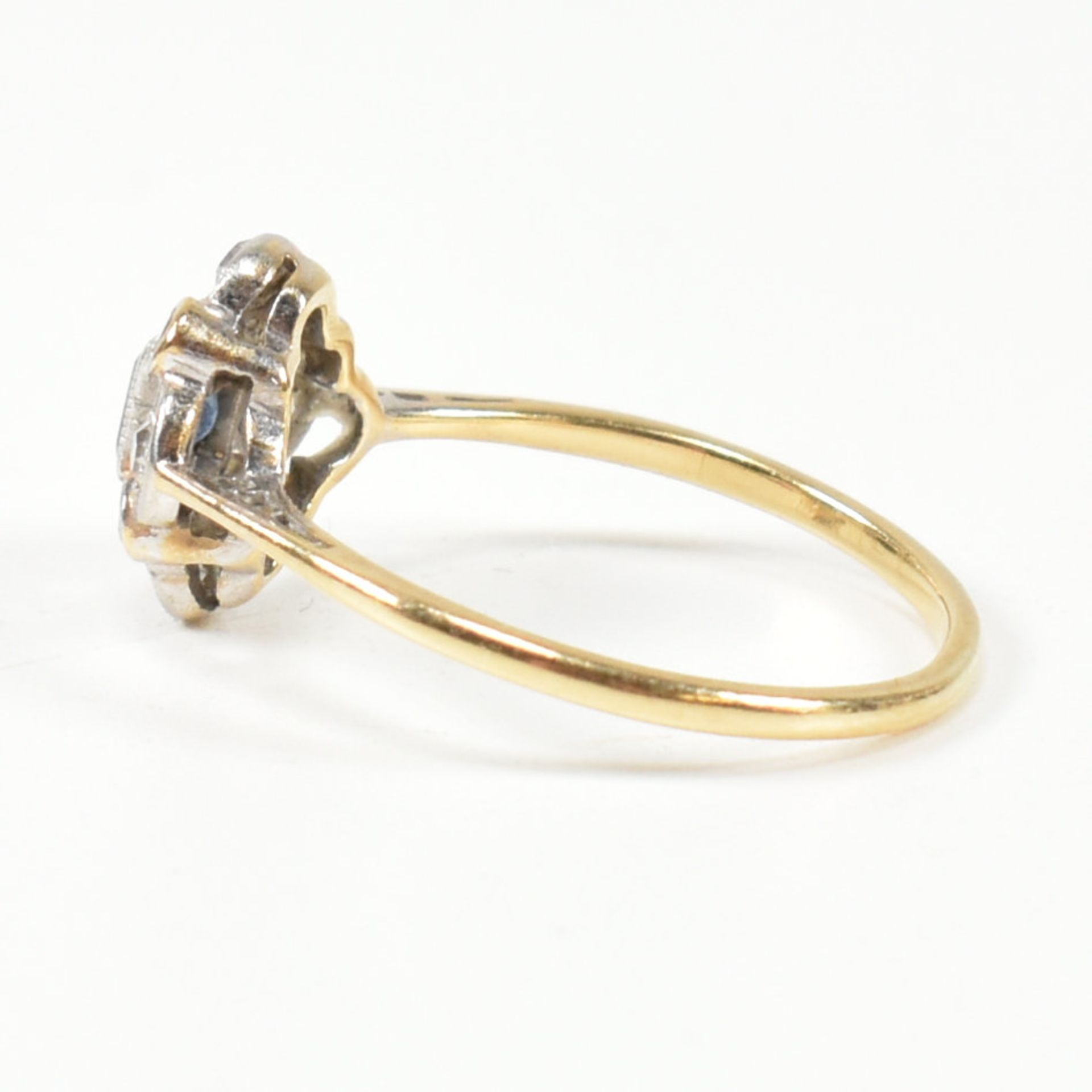 1920S 18CT GOLD SAPPHIRE & DIAMOND CLUSTER RING - Bild 4 aus 8