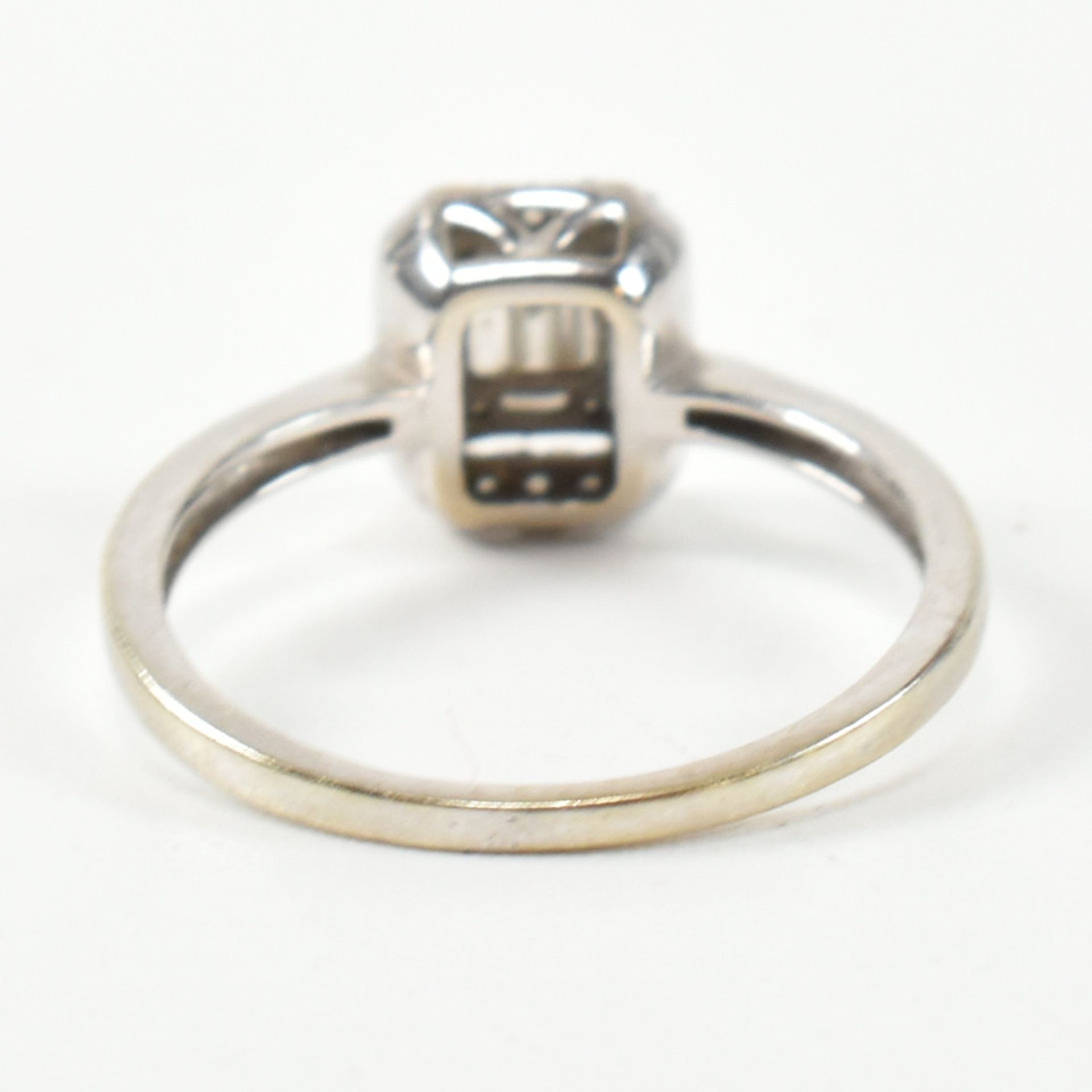 9CT WHITE GOLD & DIAMOND RING - Image 5 of 6