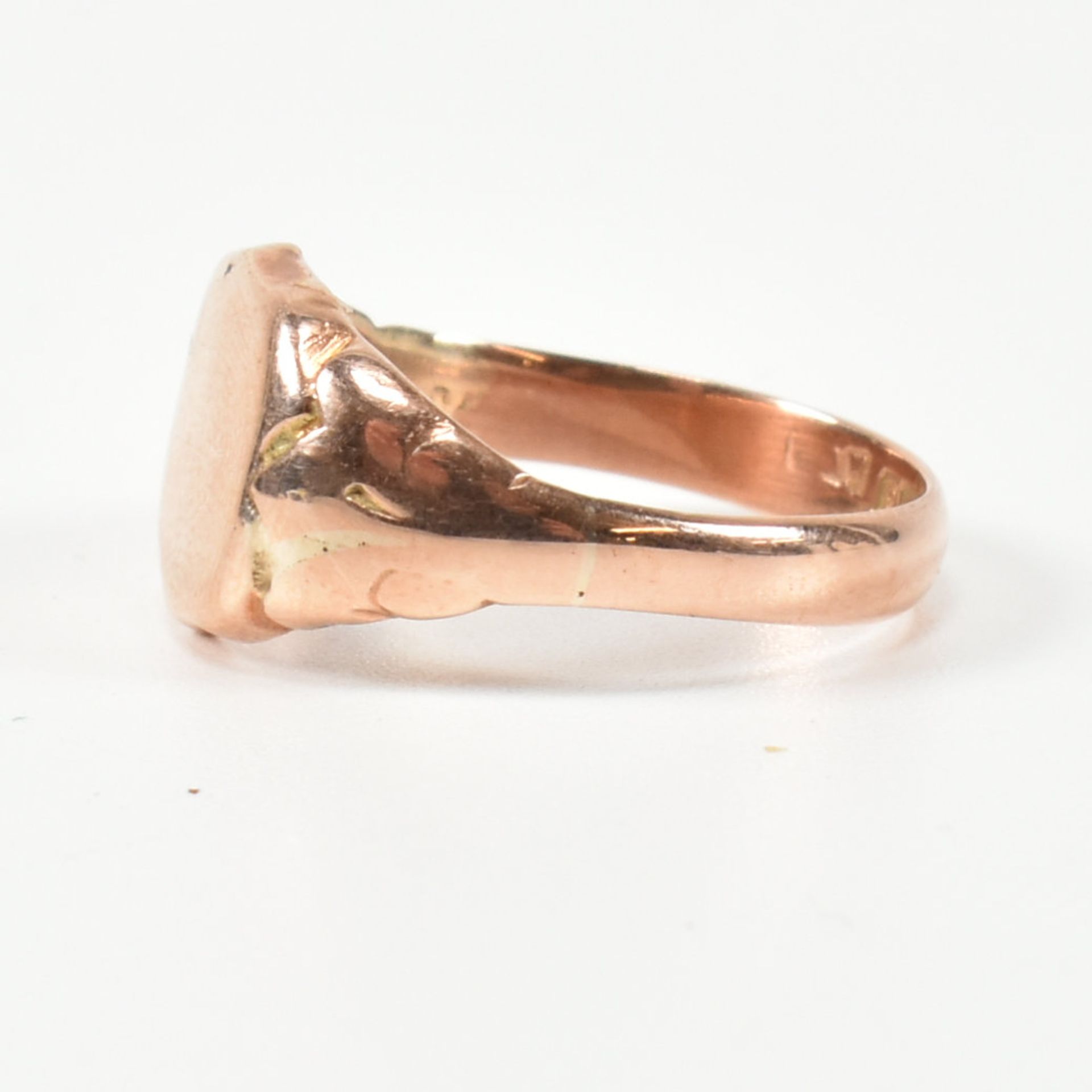 EARLY 20TH CENTURY HALLMARKED 9CT ROSE GOLD SHIELD SIGNET RING - Image 3 of 7