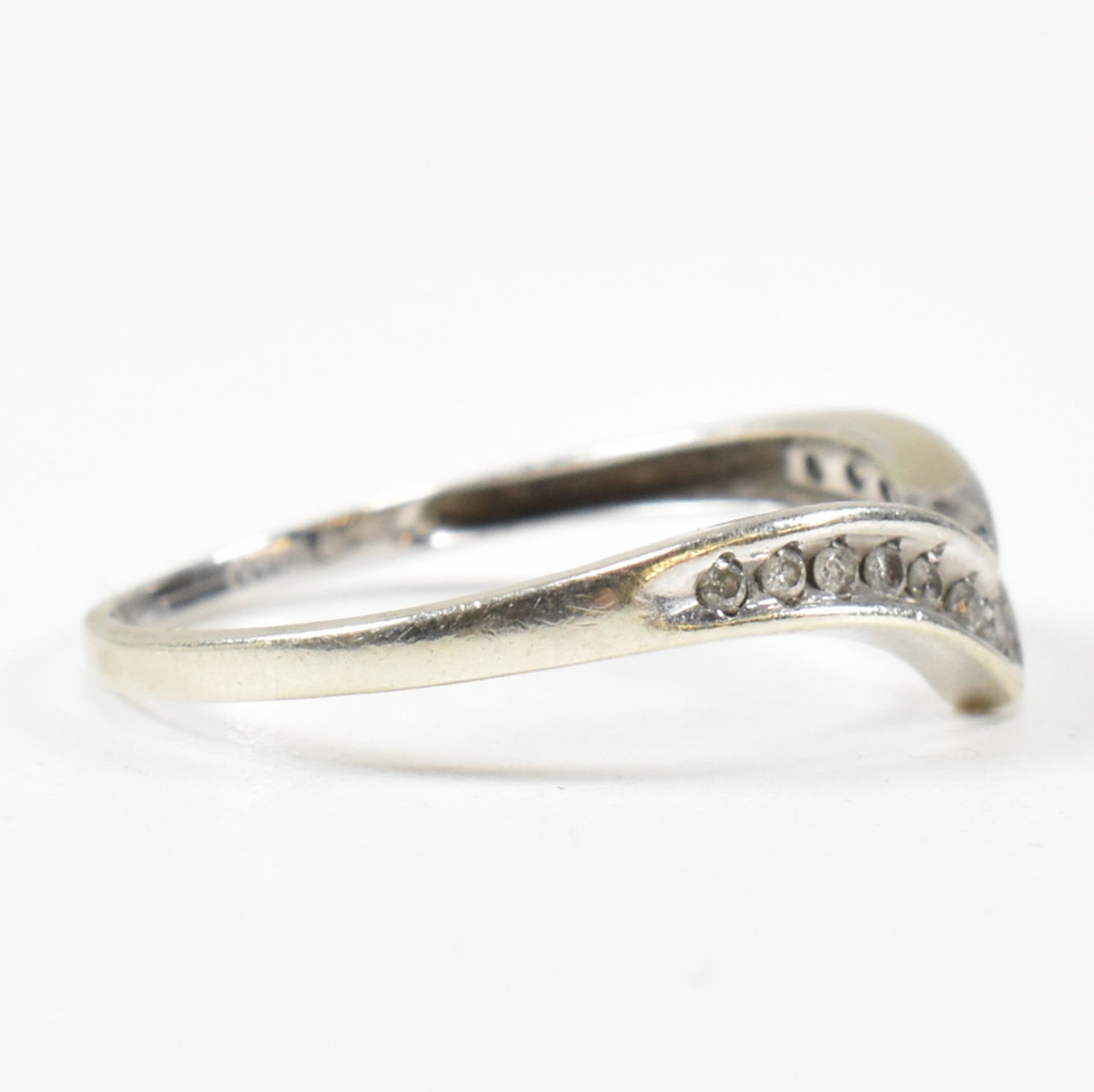 HALLMARKED 9CT WHITE GOLD & DIAMOND WISHBONE RING - Image 4 of 10