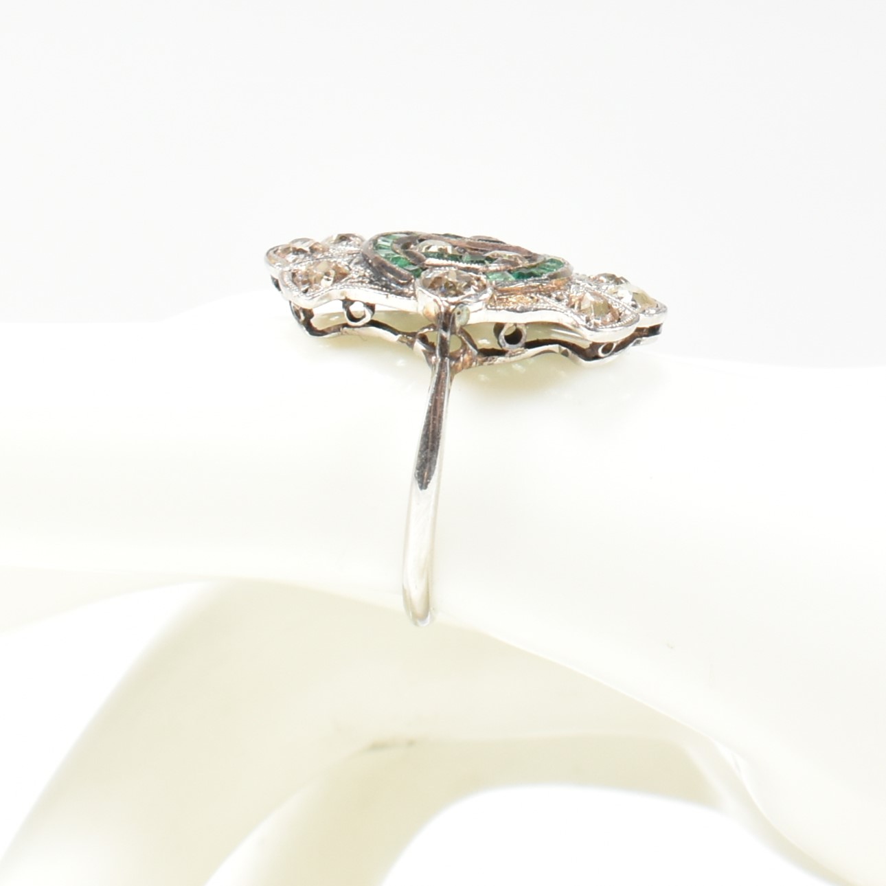 ART DECO PLATINUM EMERALD & DIAMOND RING - Image 10 of 10