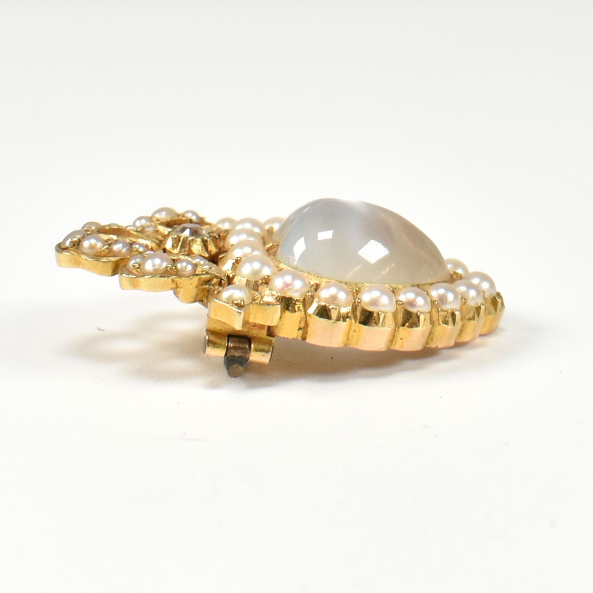 19TH CENTURY GOLD MOONSTONE & PEARL HEART BROOCH PIN - Image 6 of 7