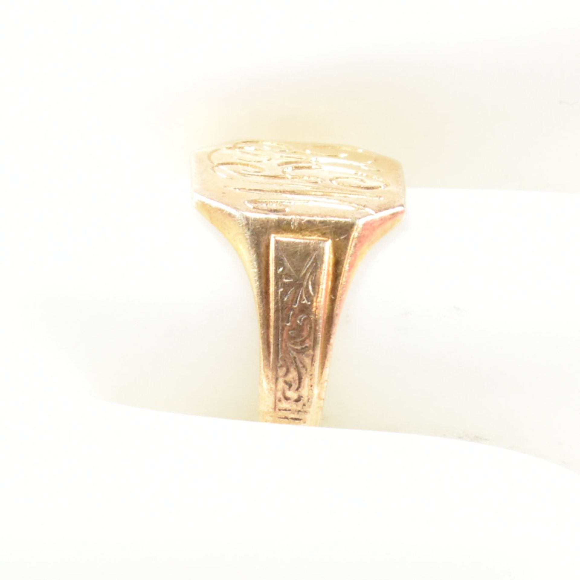 HALLMARKED 9CT GOLD ENGRAVED SIGNET RING - Image 6 of 8