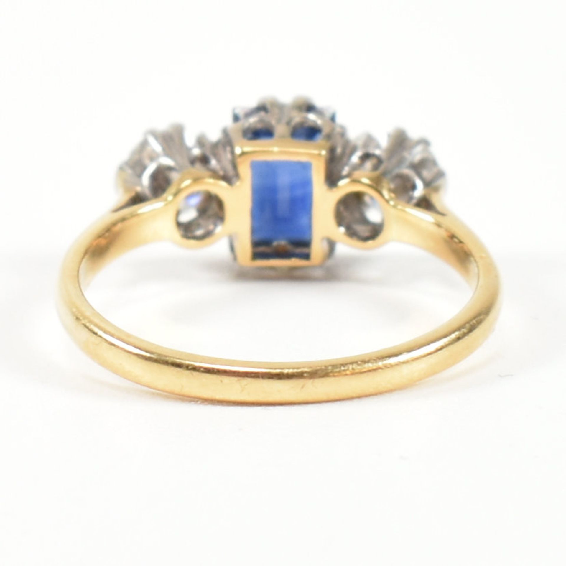 18CT GOLD SAPPHIRE & DIAMOND THREE STONE RING - Bild 5 aus 7