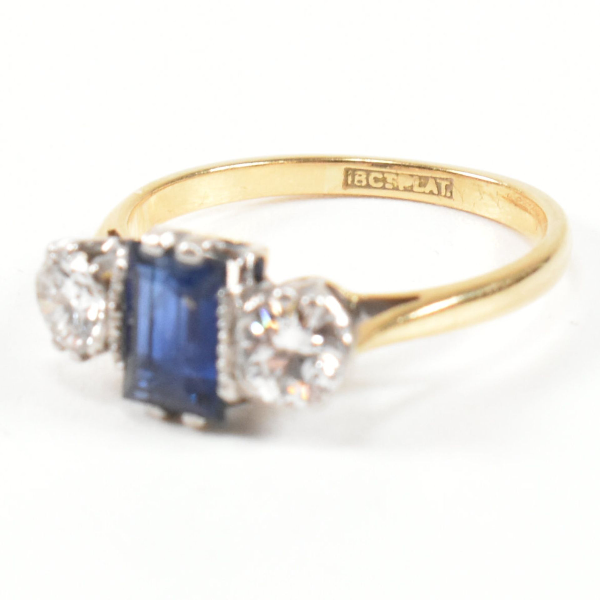 18CT GOLD SAPPHIRE & DIAMOND THREE STONE RING - Bild 6 aus 7