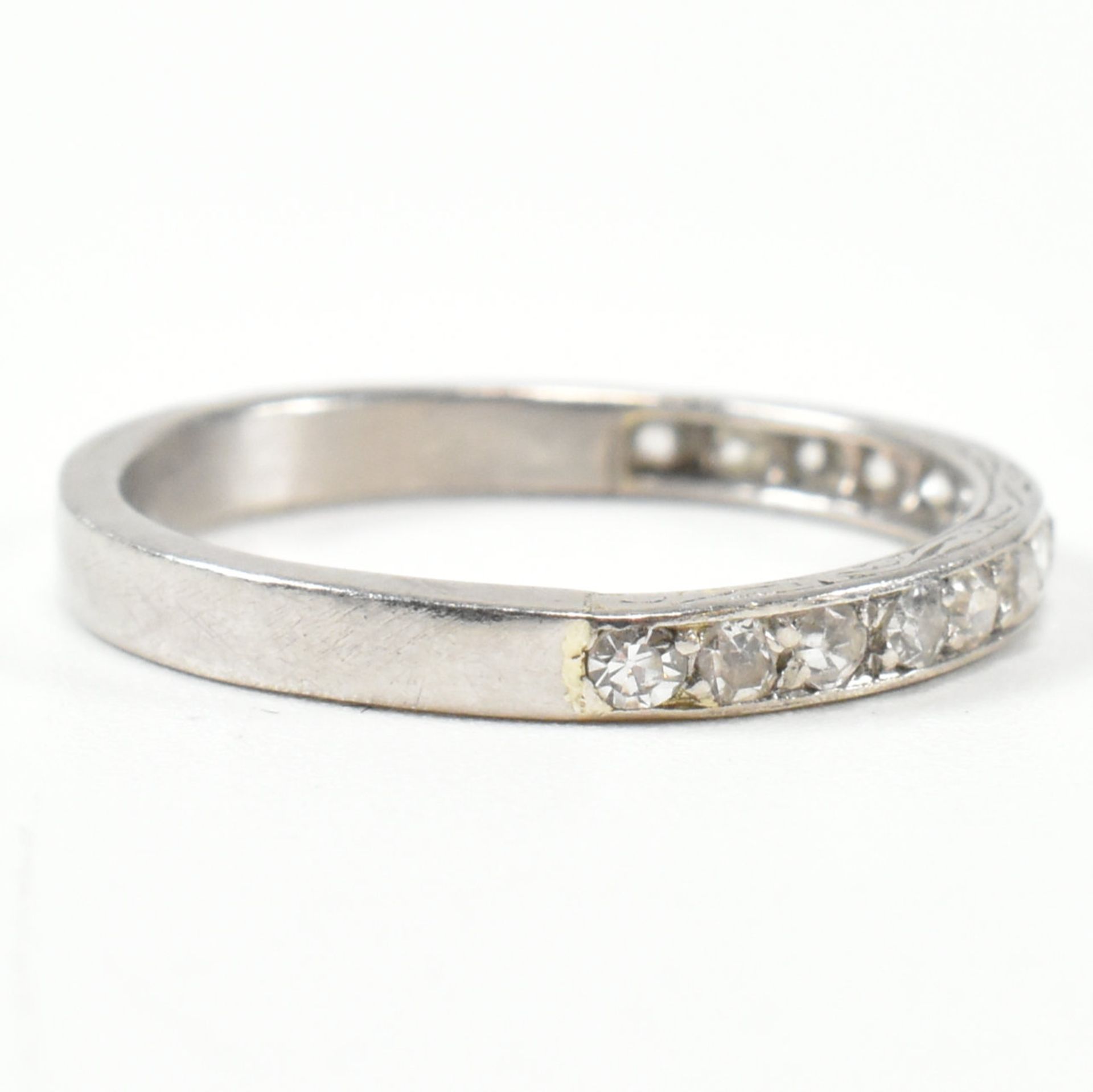 18CT WHITE GOLD & DIAMOND HALF ETERNITY RING - Bild 5 aus 10