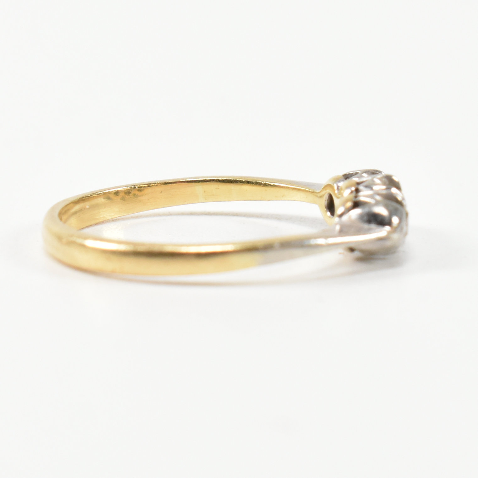 9CT GOLD & PLATINUM DIAMOND THREE STONE RING - Image 6 of 10