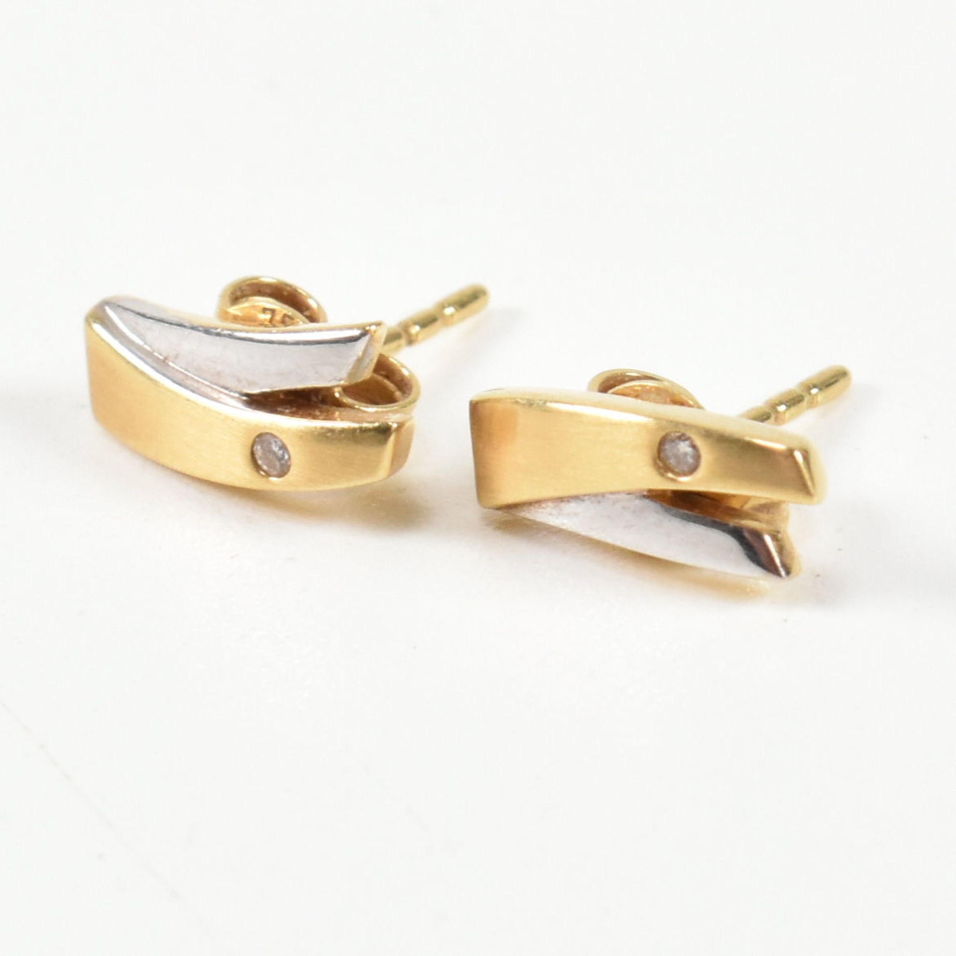 18CT GOLD & DIAMOND STUD EARRINGS