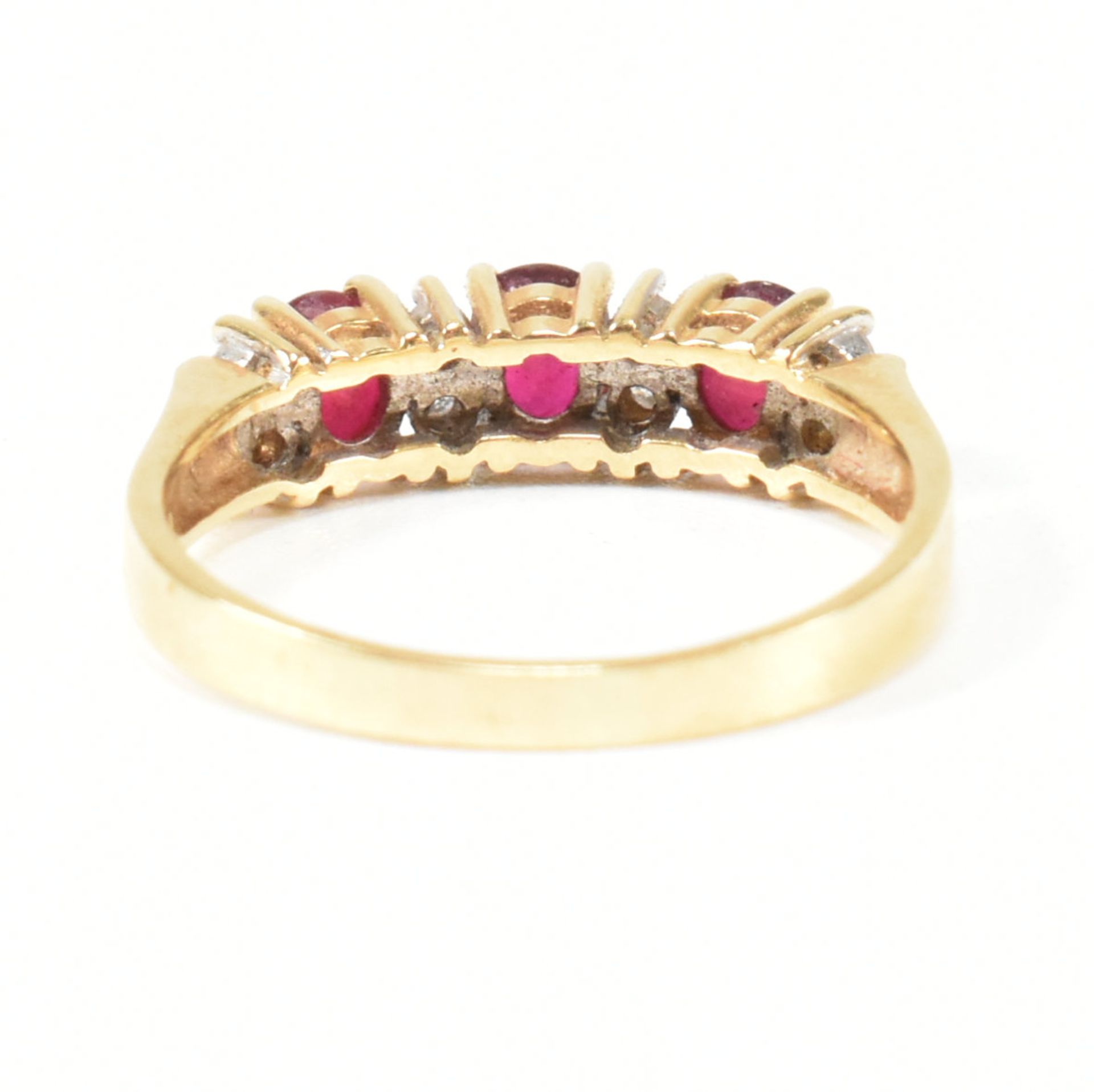 HALLMARKED 18CT GOLD RUBY & DIAMOND THREE STONE RING - Image 4 of 7