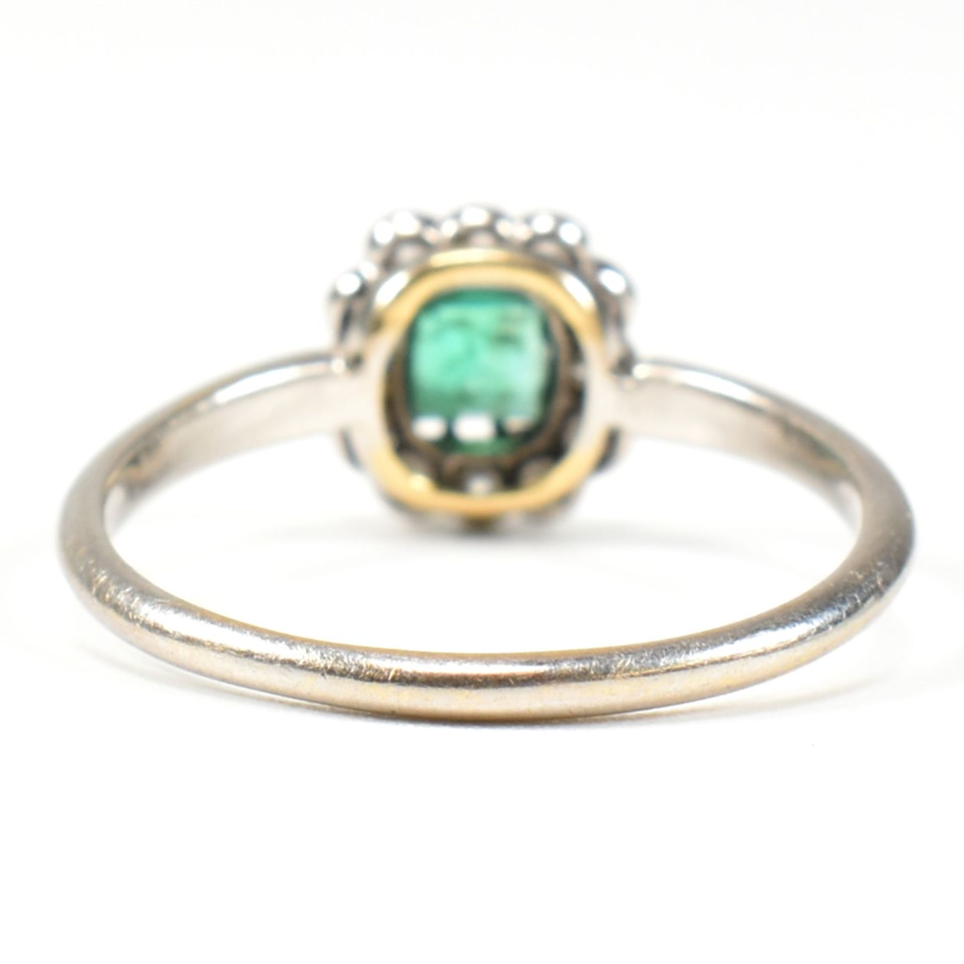 1920S 18CT WHITE GOLD EMERALD & DIAMOND CLUSTER RING - Image 3 of 9