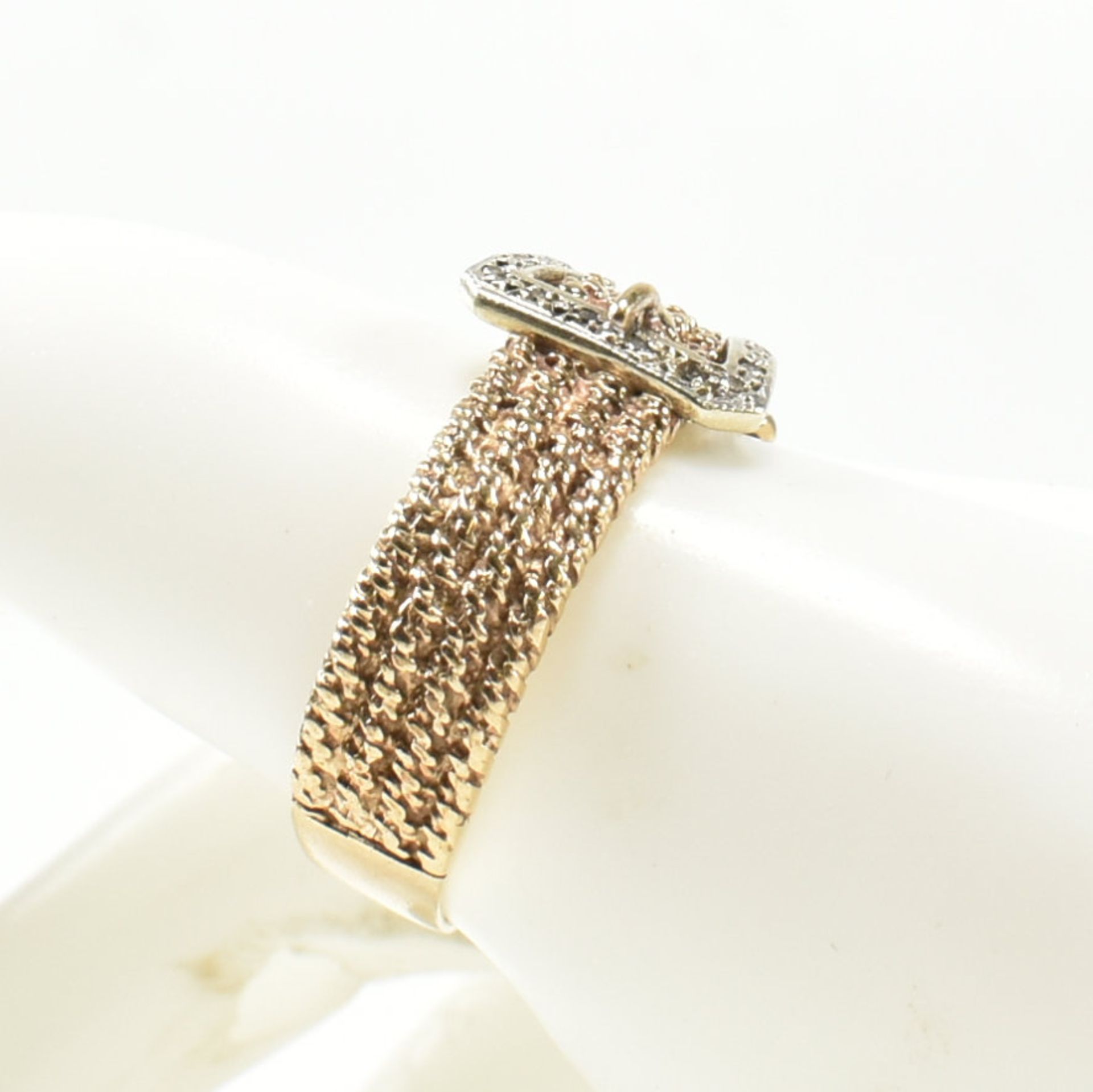 9CT GOLD & DIAMOND BUCKLE RING - Bild 8 aus 8