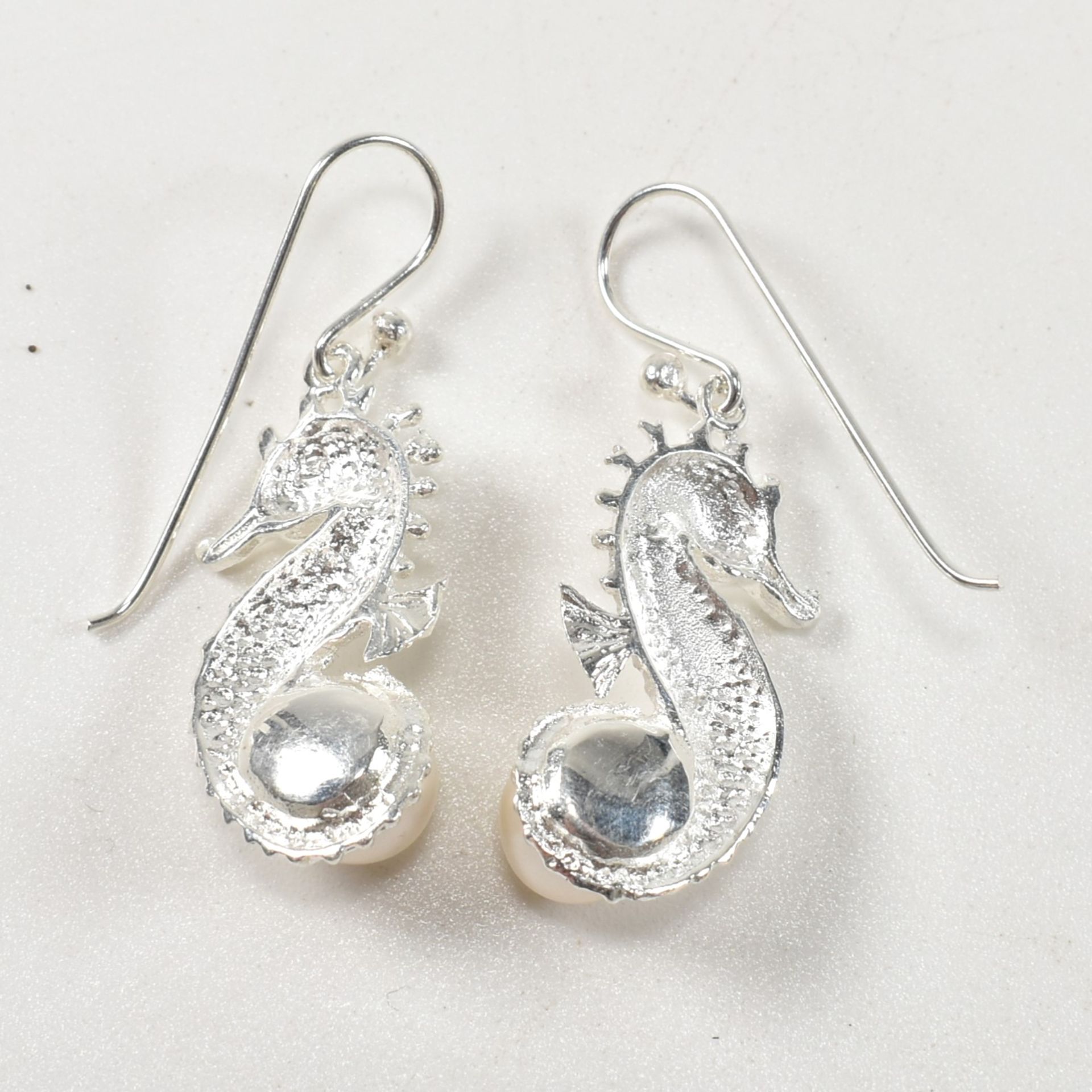 PAIR OF SILVER & PEARL SEAHORSE EARRINGS - Bild 5 aus 6