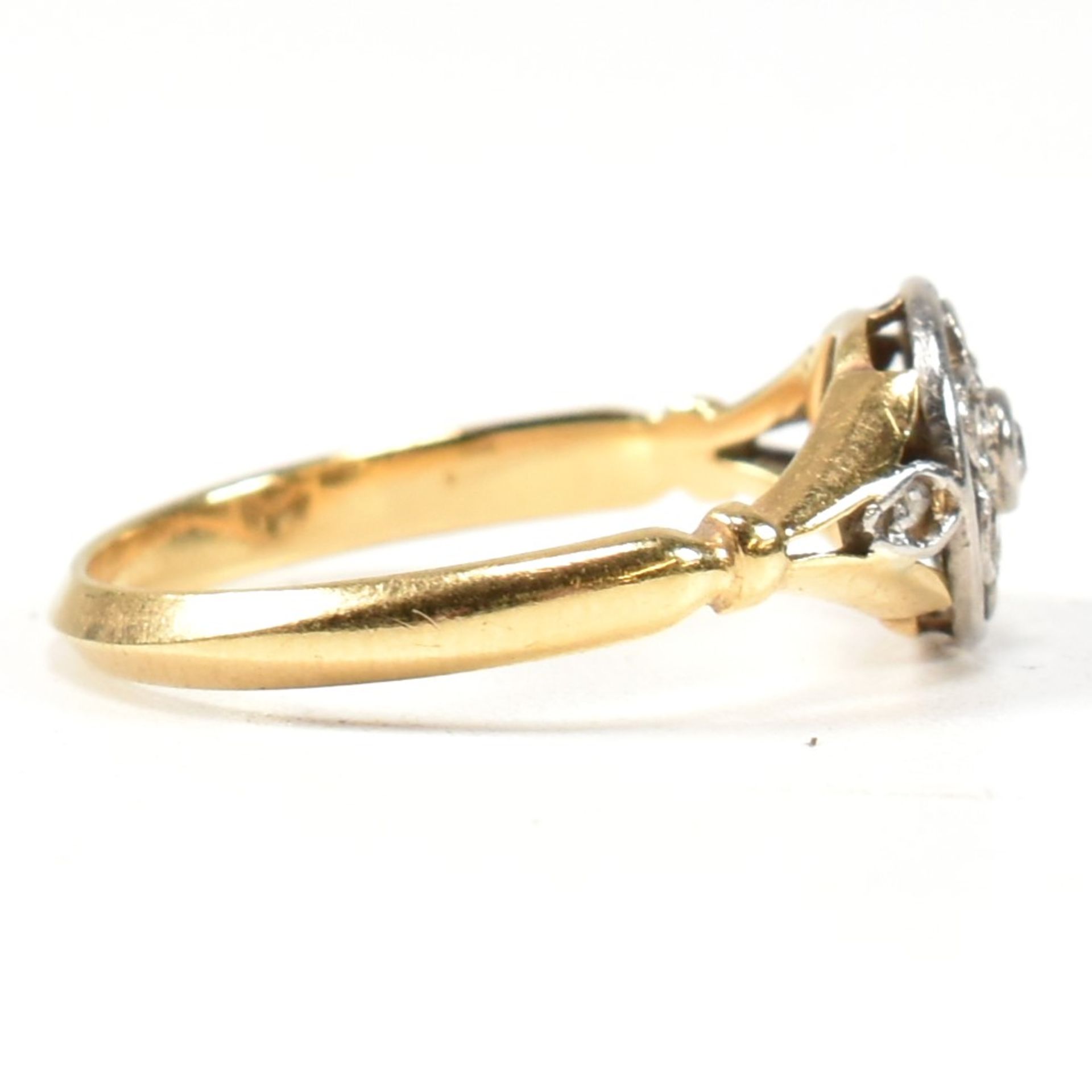 18CT GOLD & DIAMOND CLUSTER RING - Image 4 of 9