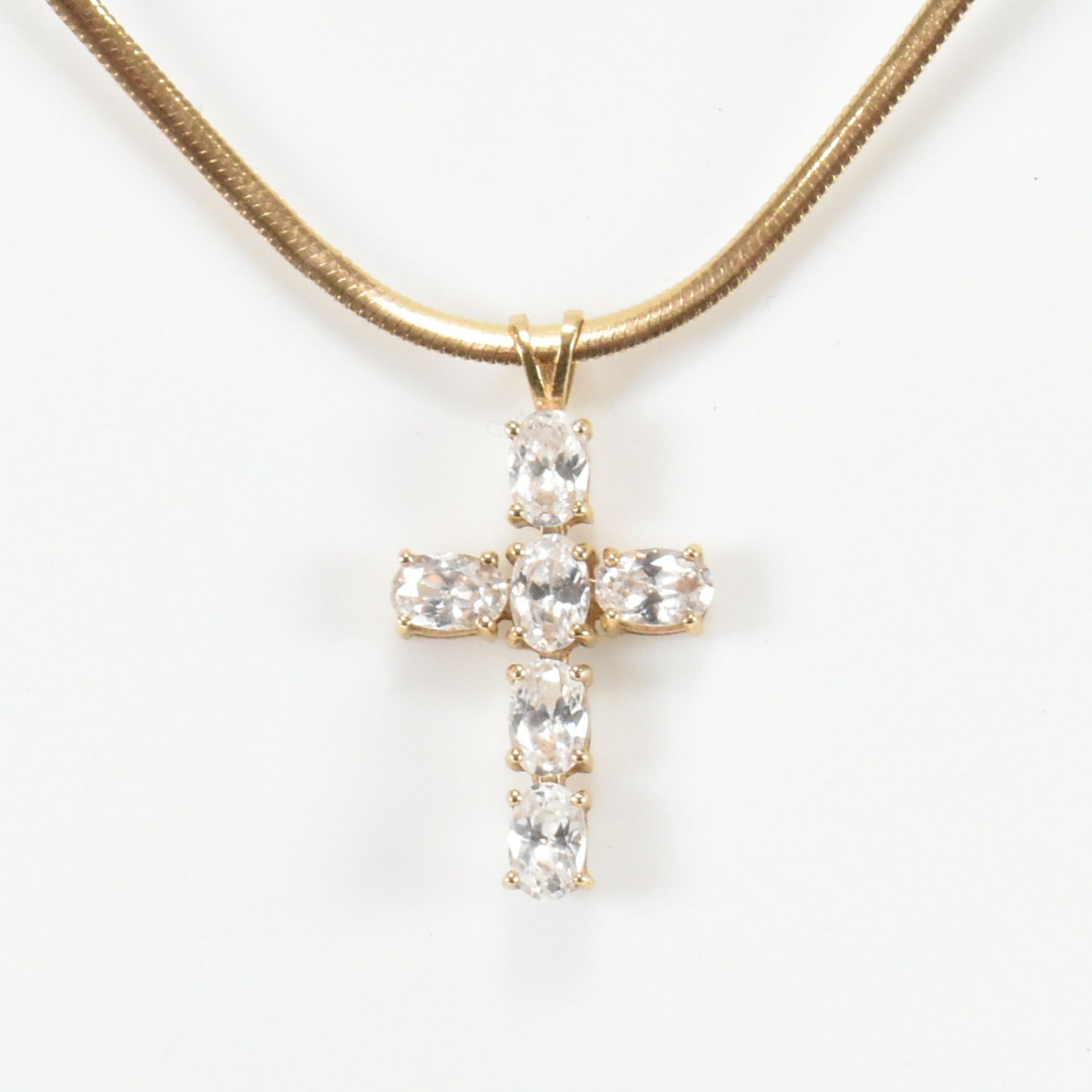 HALLMARKED 9CT GOLD & CZ CROSS PENDANT NECKLACE - Image 2 of 5