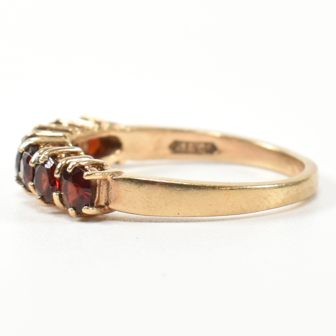 HALLMARKED 9CT GOLD & GARNET SEVEN STONE HALF HOOP RING - Image 3 of 10