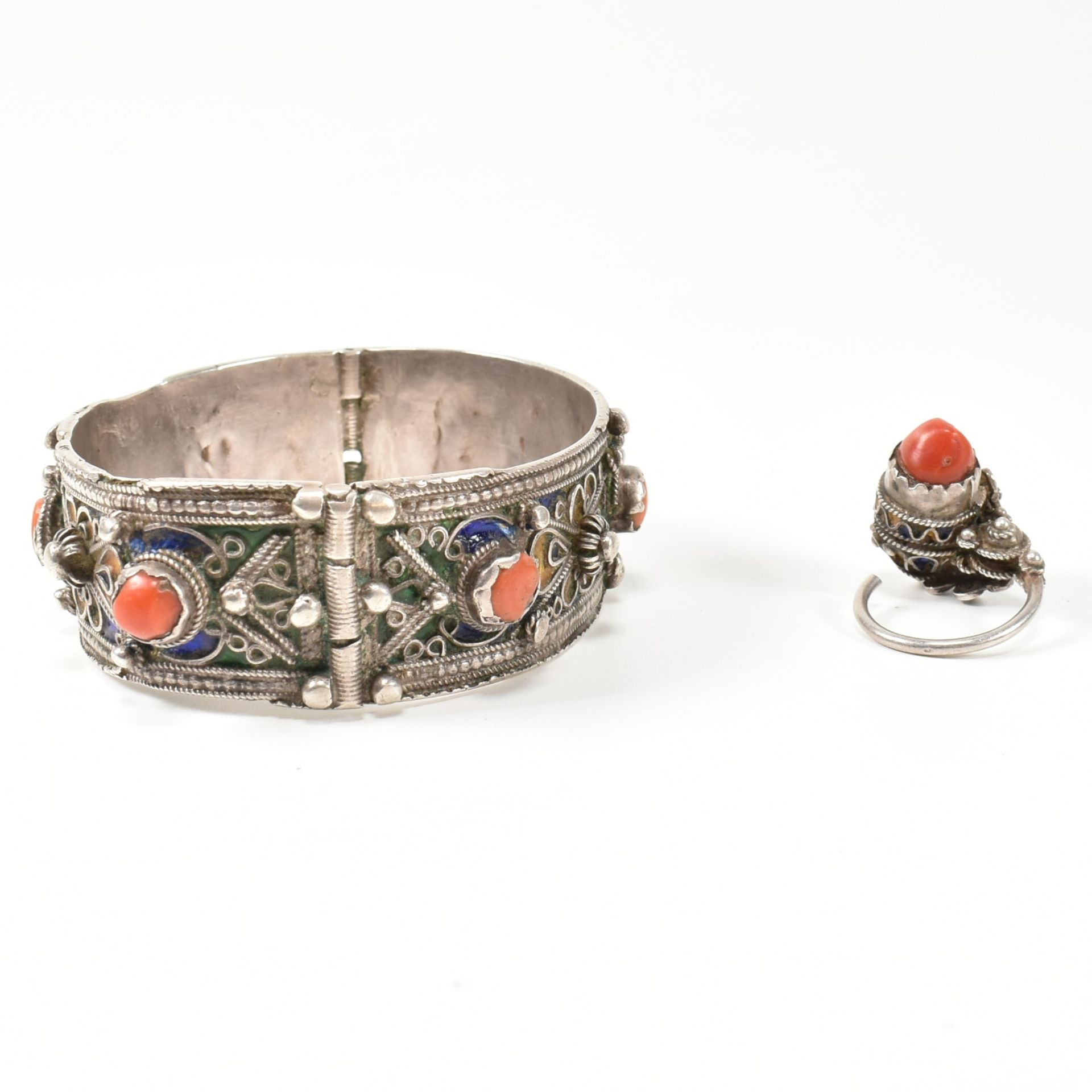 AFRICAN BERBER KABYLE SILVER & CORAL BANGLE & EARRING - Bild 2 aus 6