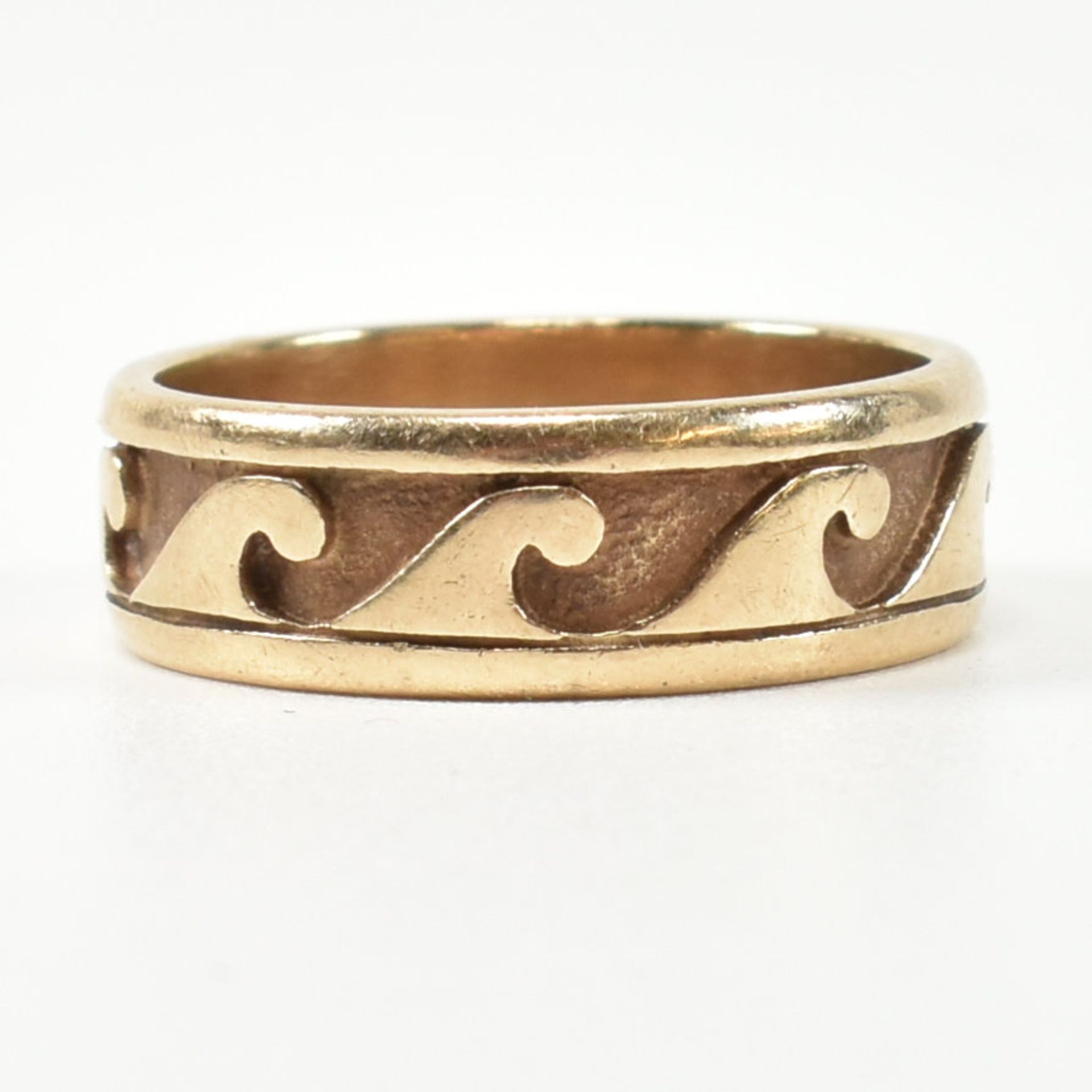 HALLMARKED 9CT GOLD WAVE DESIGN BAND RING - Image 3 of 5