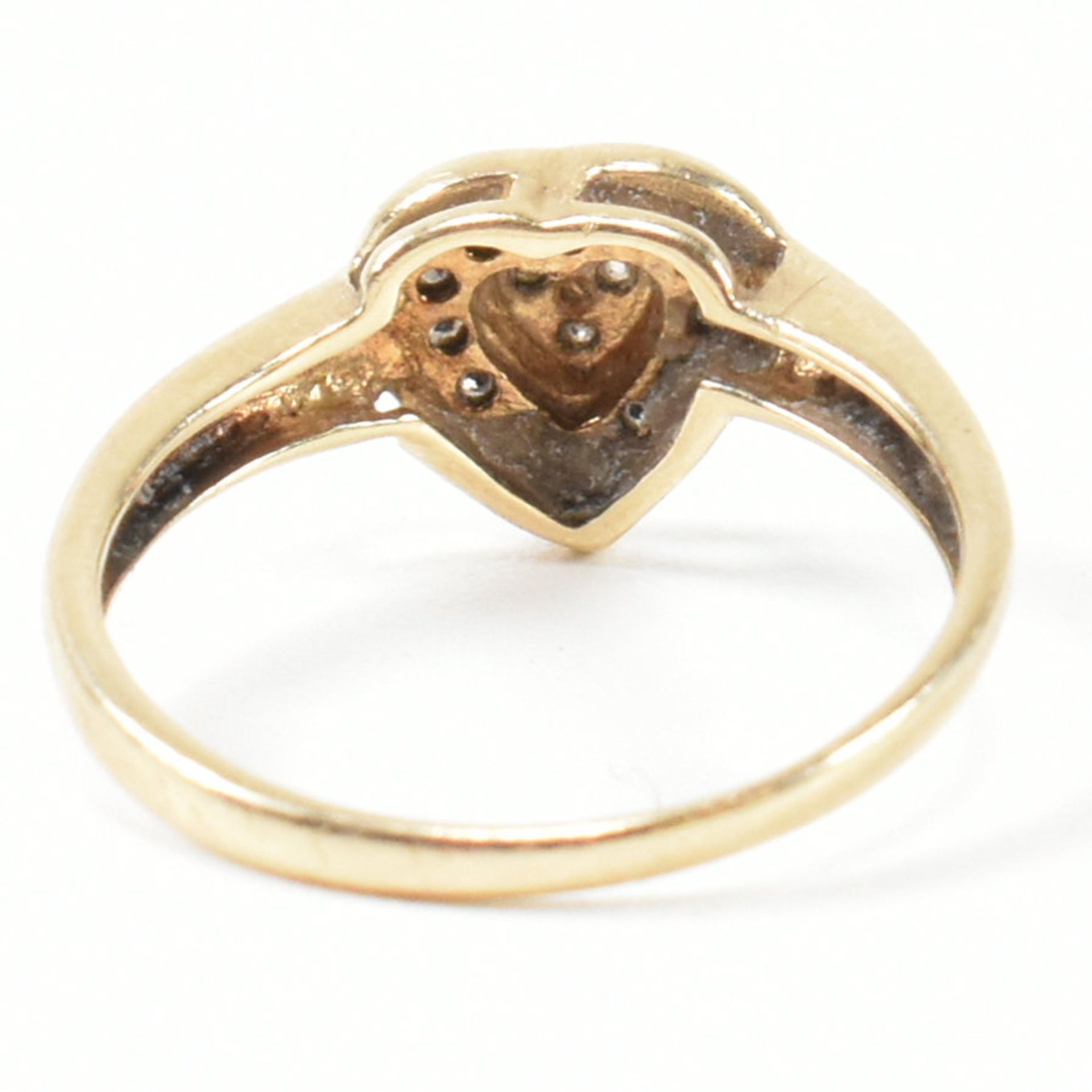 HALLMARKED 9CT GOLD & DIAMOND HEART CLUSTER RING - Image 4 of 9