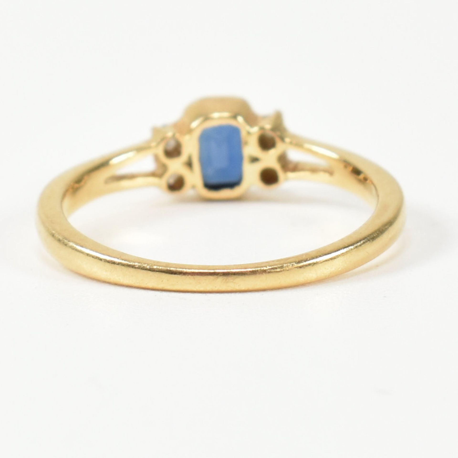 18CT GOLD SAPPHIRE & DIAMOND RING - Image 5 of 7