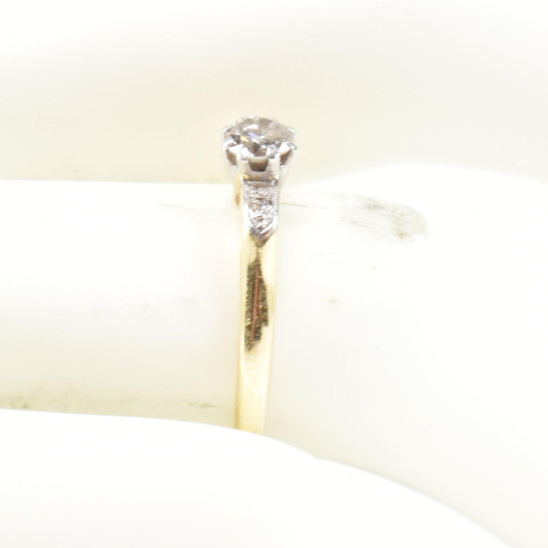 18CT GOLD & DIAMOND SOLITAIRE RING - Image 8 of 8