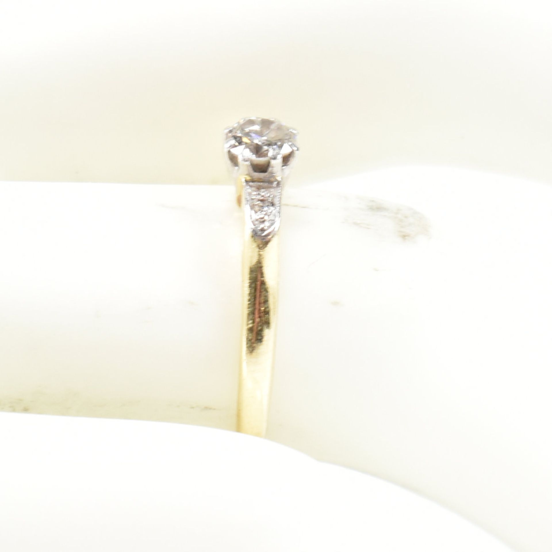 18CT GOLD & DIAMOND SOLITAIRE RING - Bild 8 aus 8