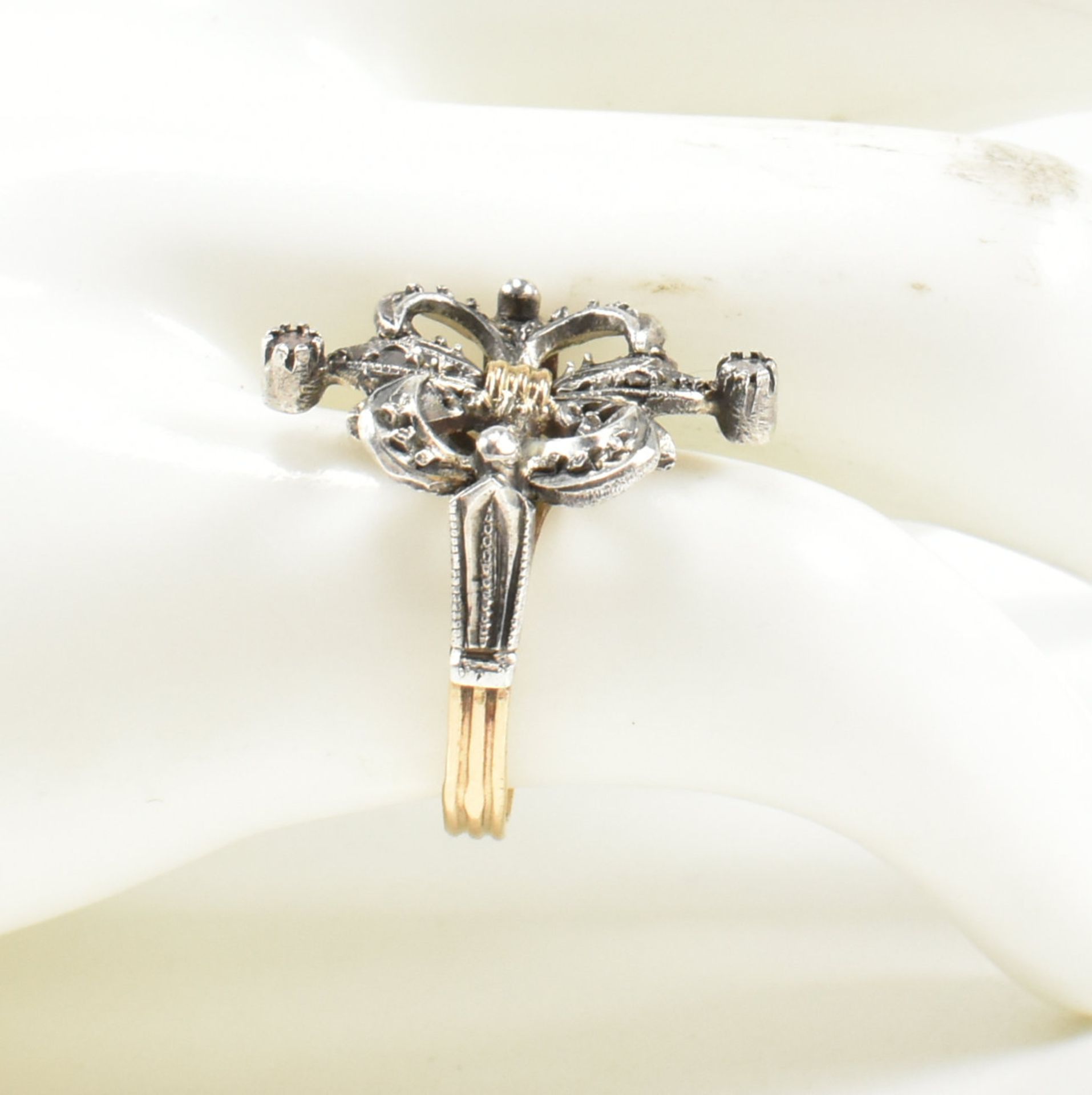 CONTINENTAL FLEUR DE LIS DIAMOND CLUSTER RING - Bild 6 aus 6