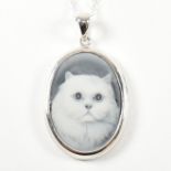 A SILVER CAMEO PENDANT NECKLACE DEPICTING A CAT