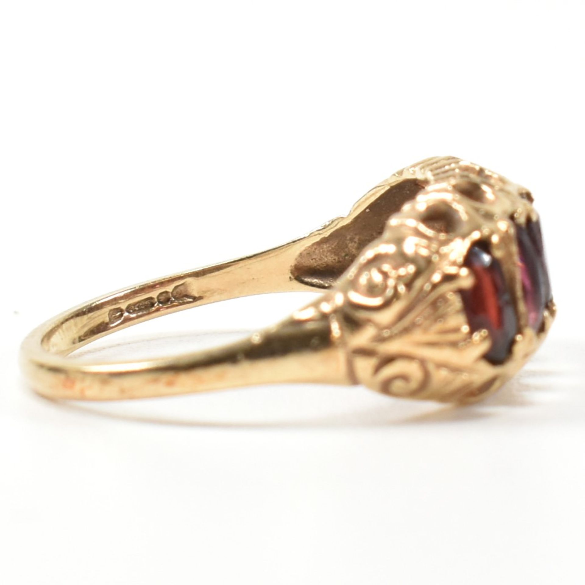 HALLMARKED 9CT GOLD & GARNET FIVE STONE HALF HOOP RING - Image 7 of 10