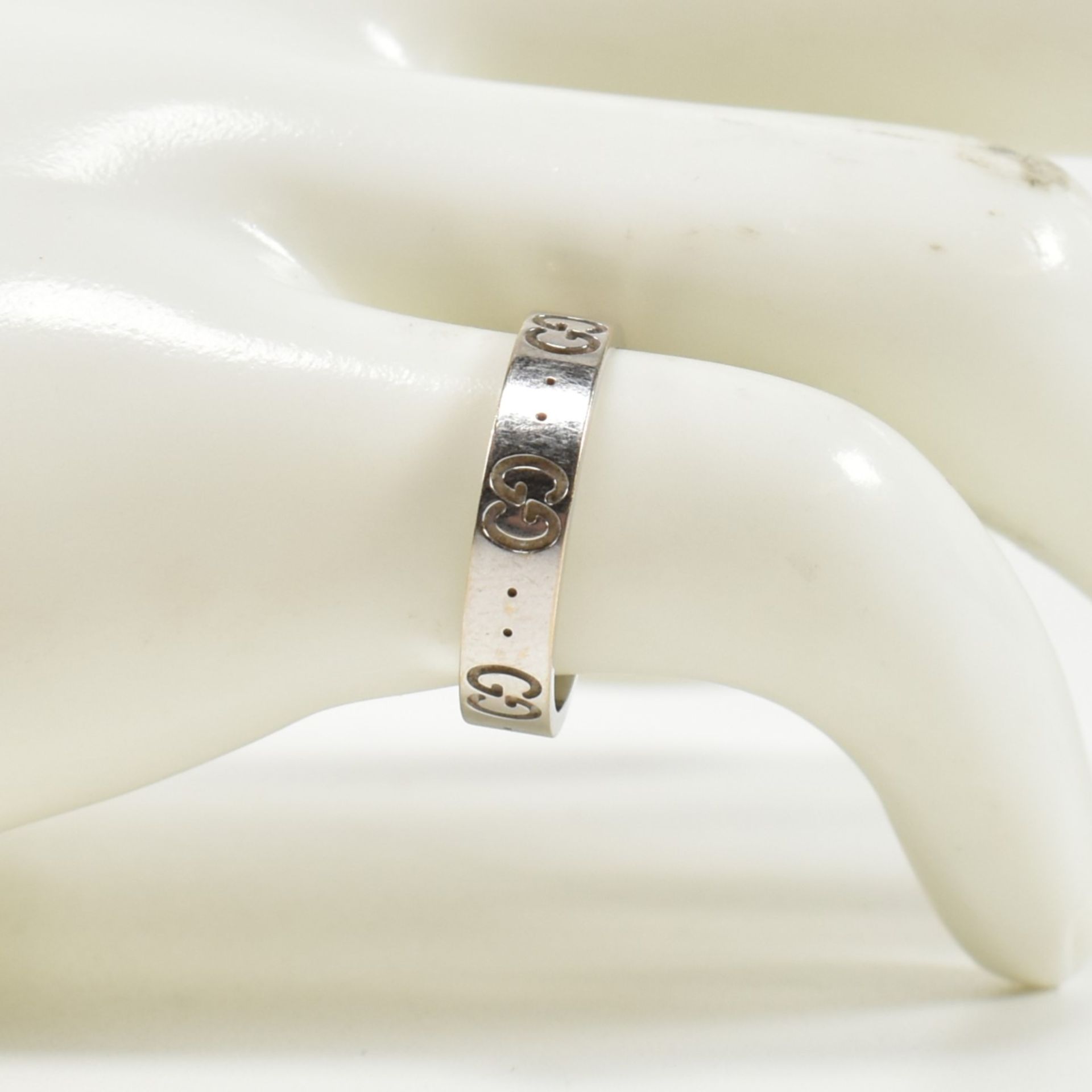 HALLMARKED 18CT WHITE GOLD GUCCI ICON BAND RING - Image 7 of 8