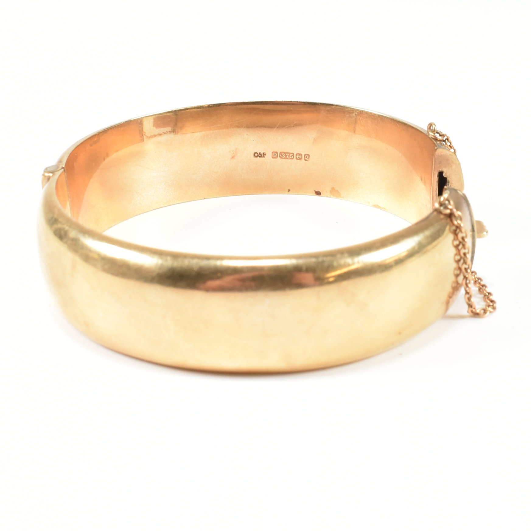 HALLMARKED 9CT GOLD ENGRAVED HINGED BANGLE - Image 5 of 6