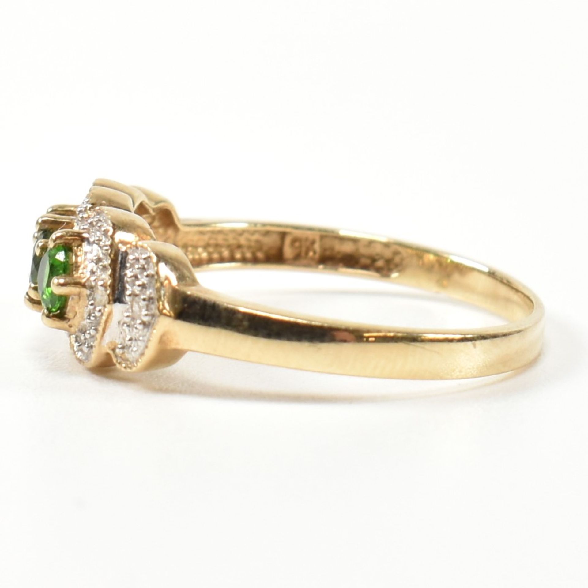 HALLMARKED 9CT GOLD DIOPSIDE & DIAMOND THREE STONE RING - Image 6 of 10