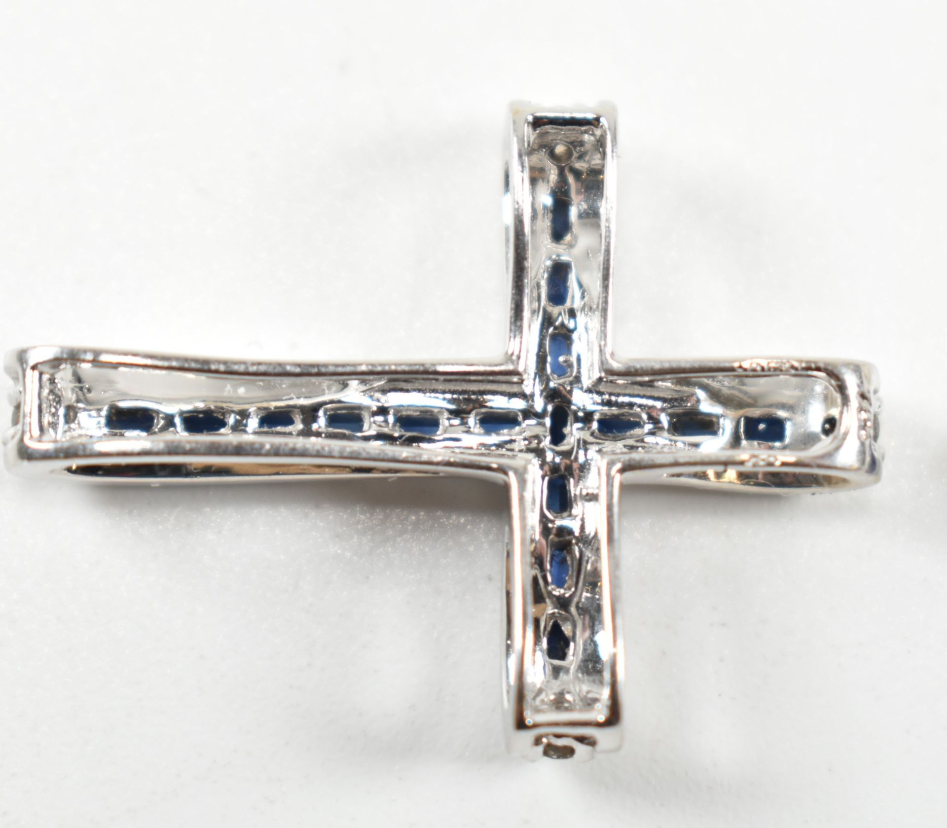 HALLMARKED 18CT WHITE GOLD SAPPHIRE & DIAMOND CROSS PENDANT - Image 4 of 5