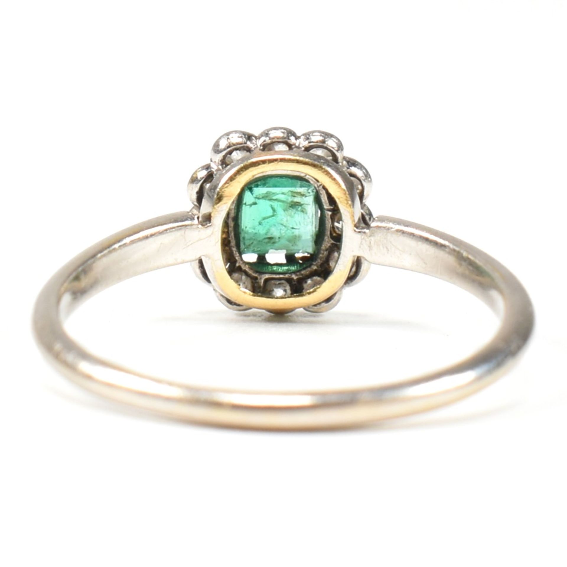 1920S 18CT WHITE GOLD EMERALD & DIAMOND CLUSTER RING - Image 2 of 9
