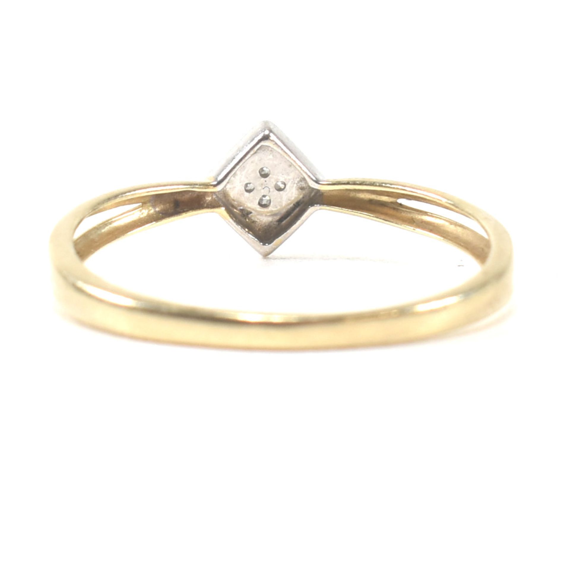 9CT GOLD & DIAMOND CLUSTER RING - Image 2 of 11