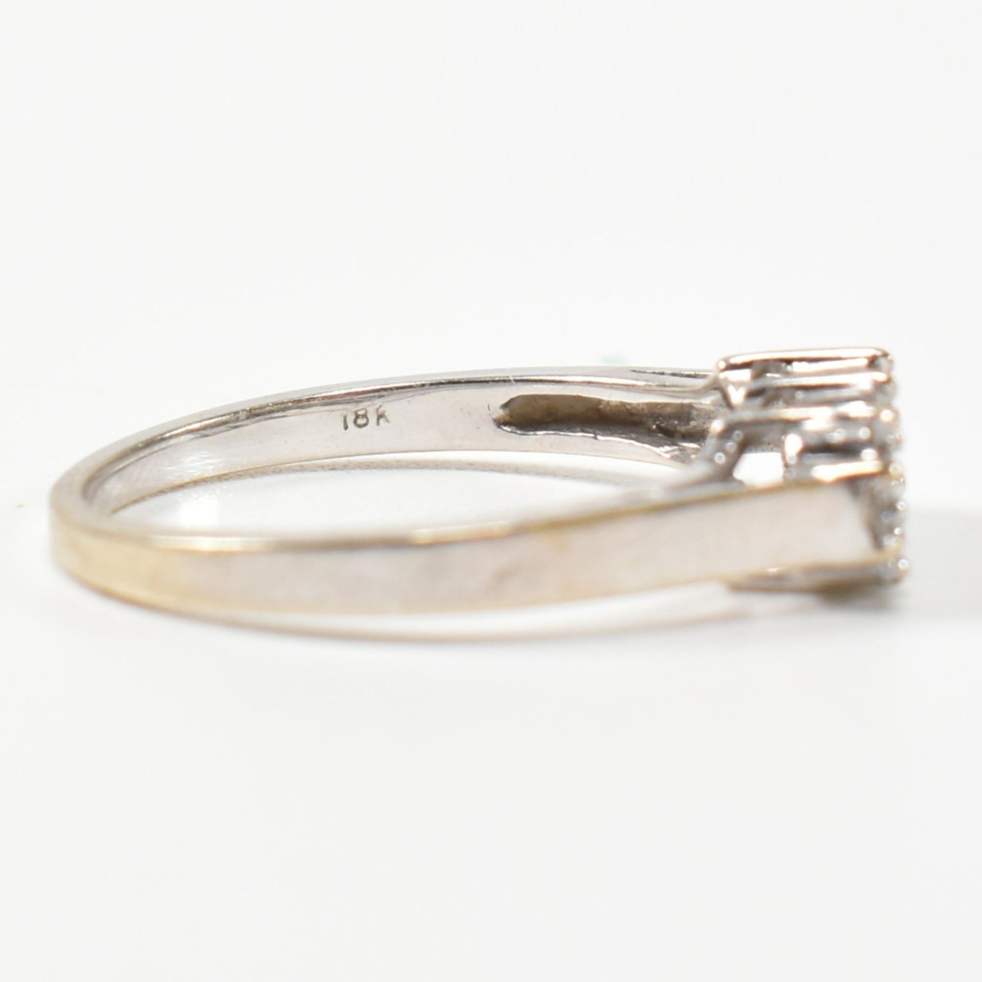 18CT WHITE GOLD & DIAMOND RING - Image 4 of 8