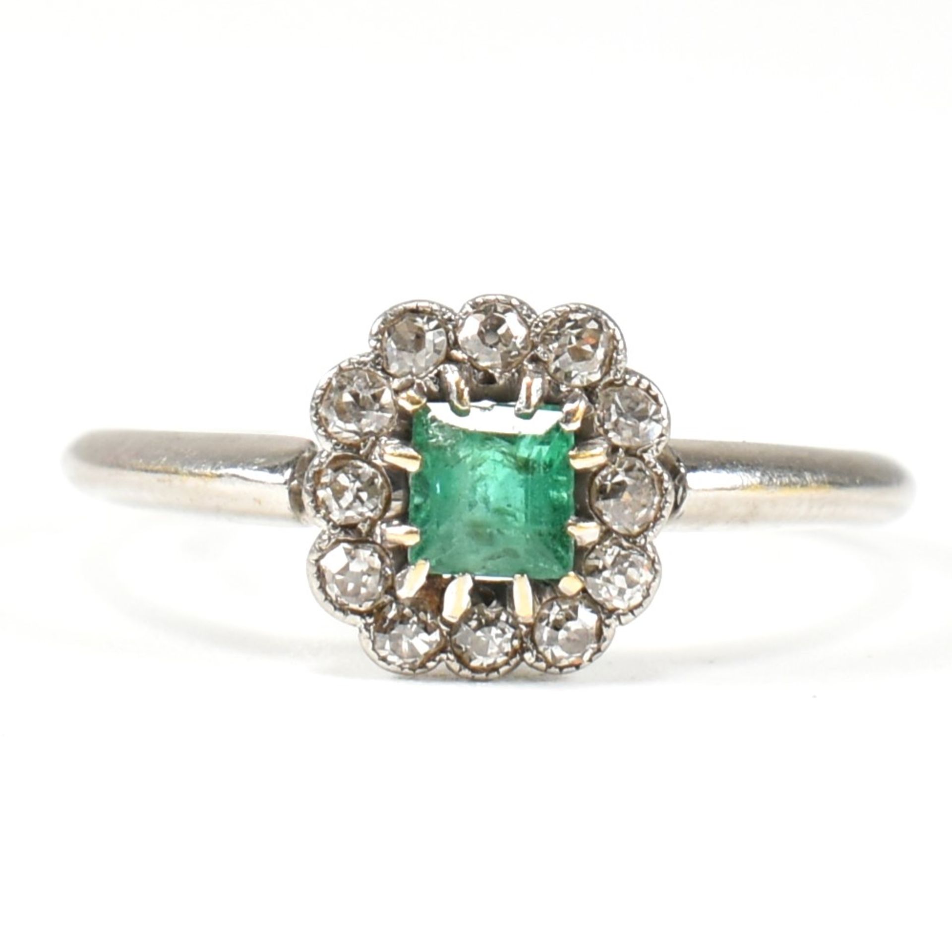 1920S 18CT WHITE GOLD EMERALD & DIAMOND CLUSTER RING