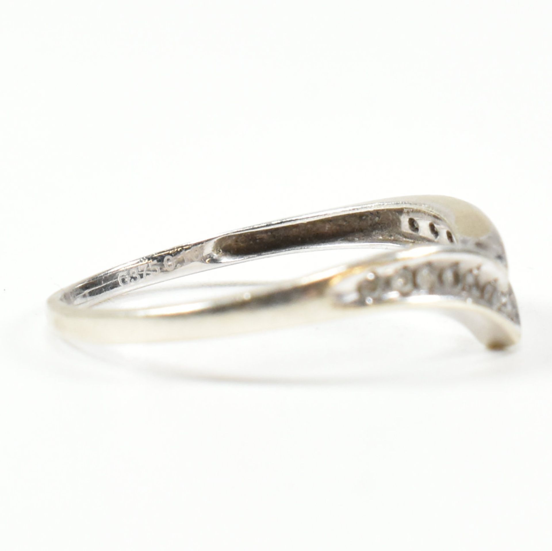 HALLMARKED 9CT WHITE GOLD & DIAMOND WISHBONE RING - Image 5 of 10