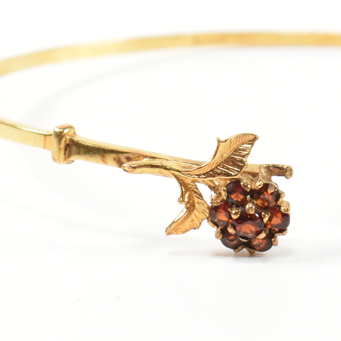 HALLMARKED 9CT GOLD & GARNET FLOWER CLUSTER TORQUE BANGLE - Image 4 of 8