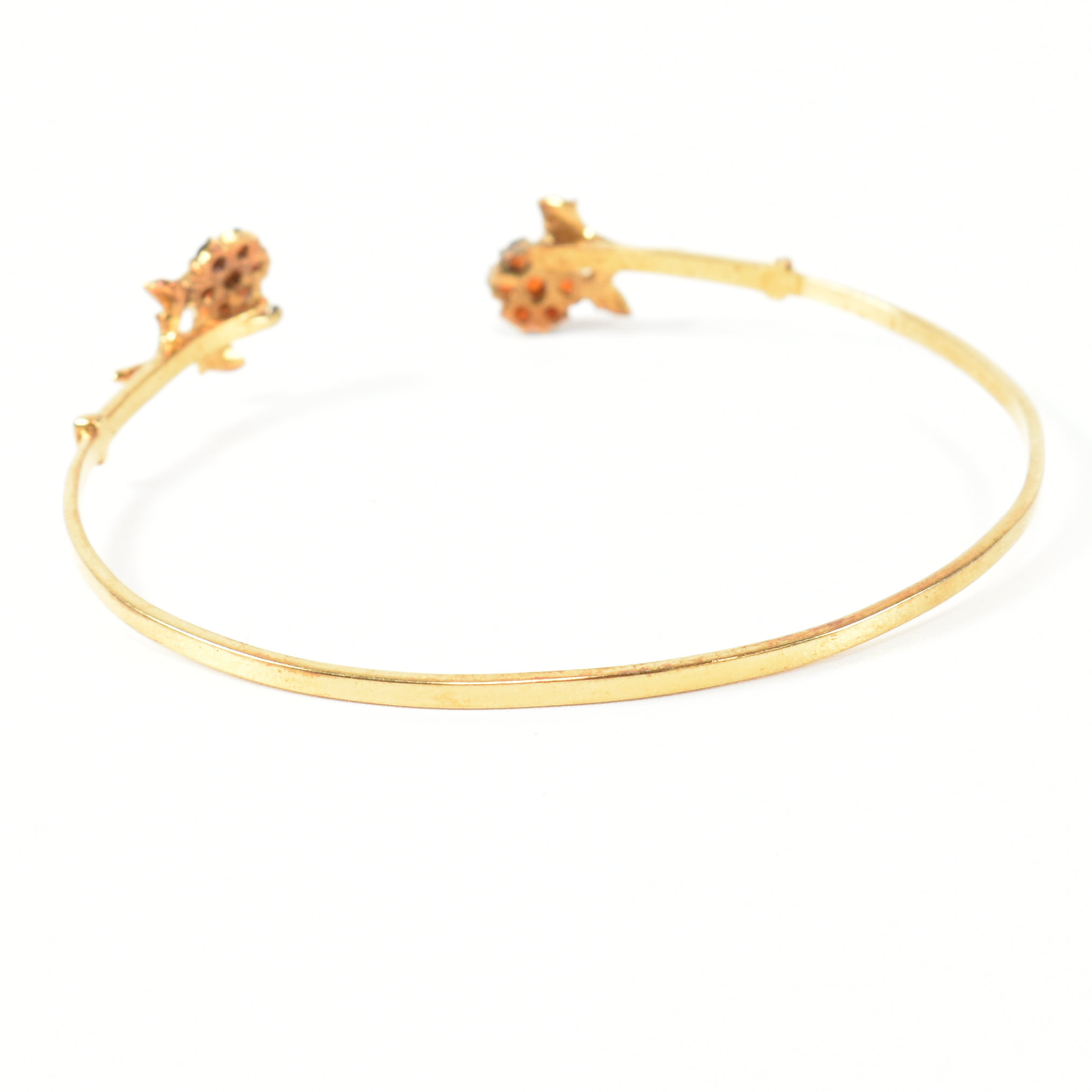 HALLMARKED 9CT GOLD & GARNET FLOWER CLUSTER TORQUE BANGLE - Image 6 of 8