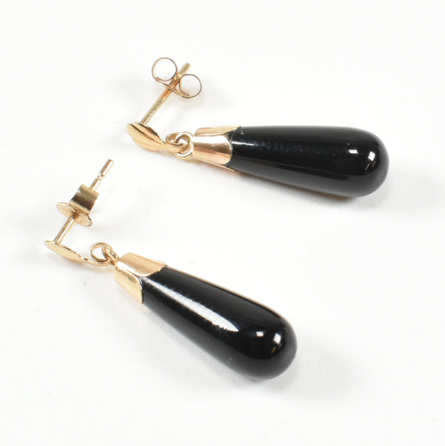 9CT GOLD & BLACK GLASS PENDANT EARRINGS - Image 2 of 4