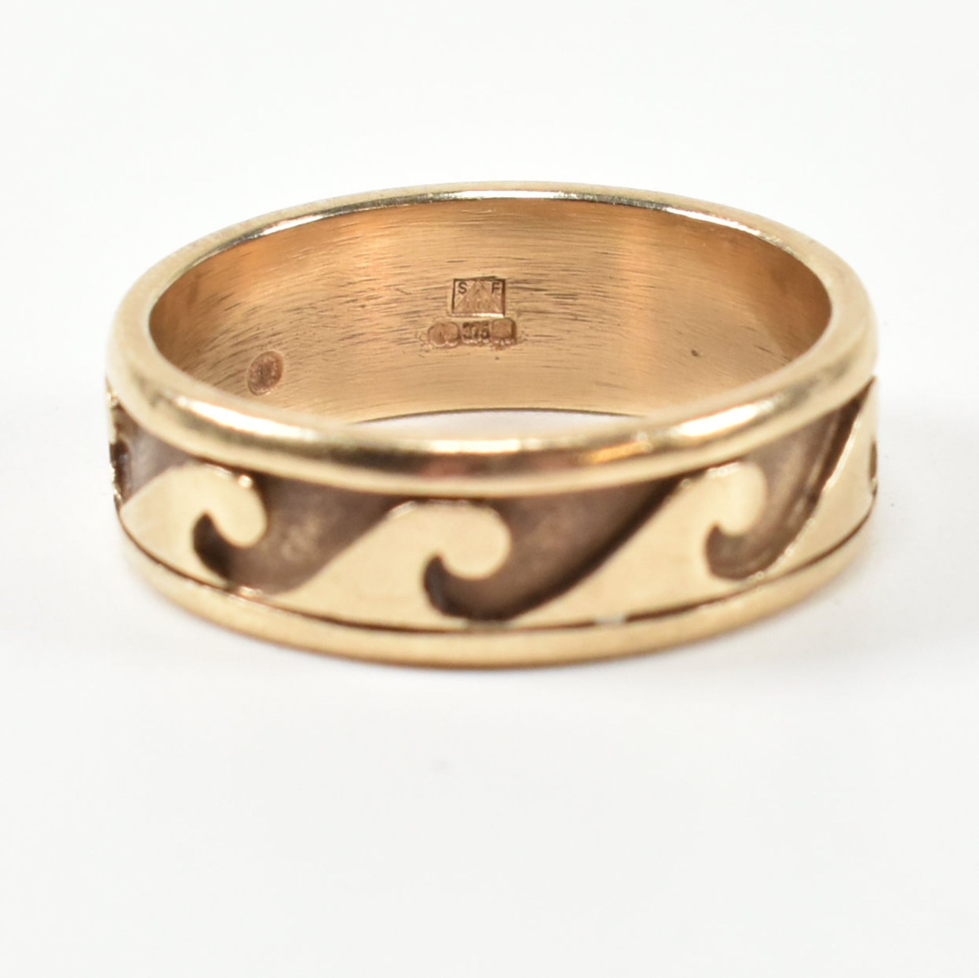 HALLMARKED 9CT GOLD WAVE DESIGN BAND RING - Image 4 of 5