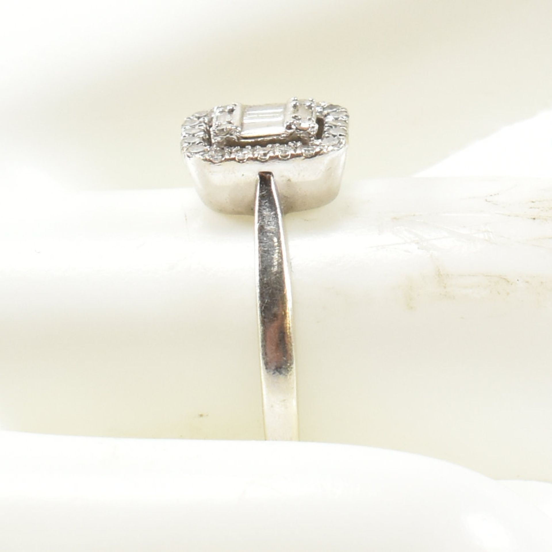 9CT WHITE GOLD & DIAMOND RING - Image 6 of 6