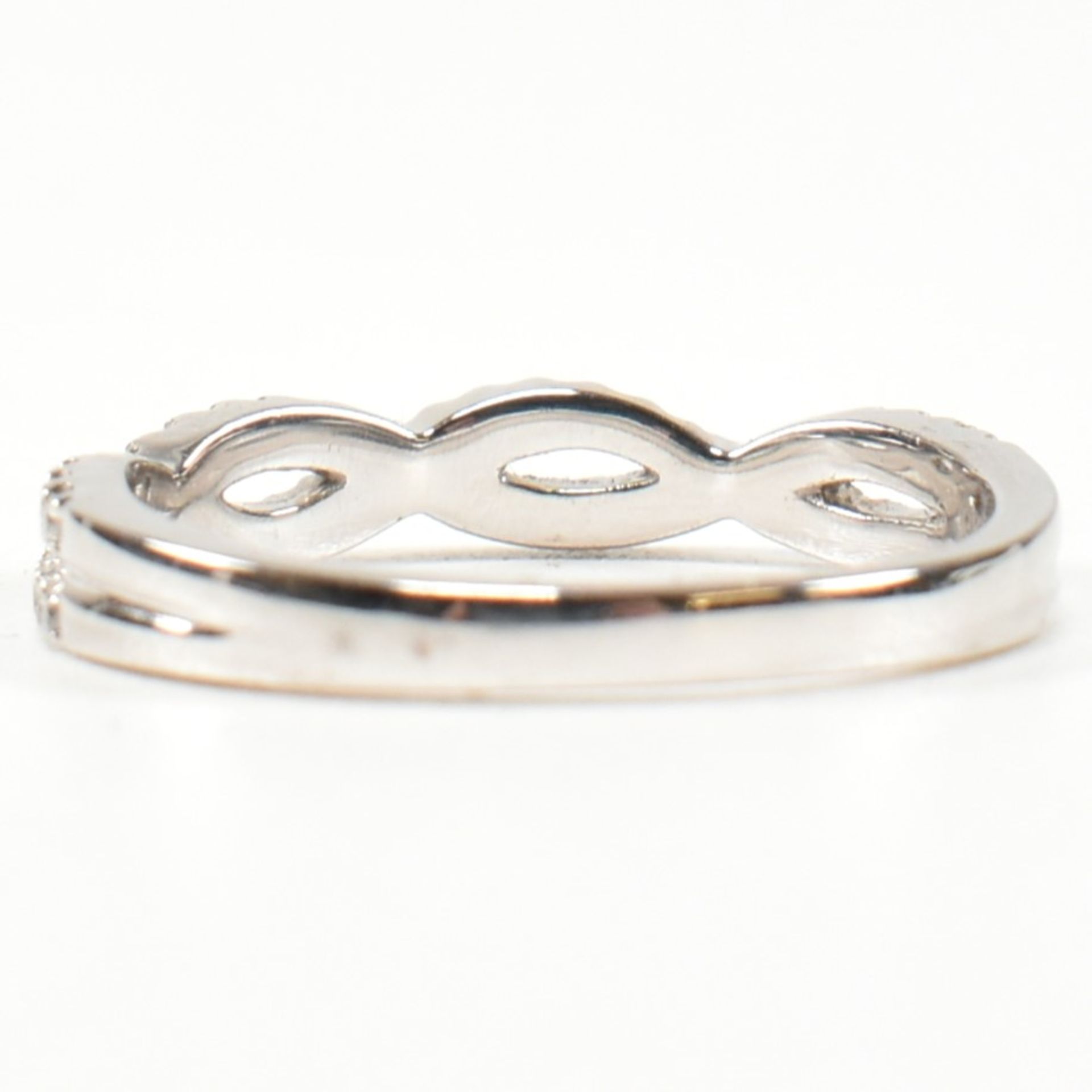 HALLMARKED 9CT GOLD & DIAMOND CROSSOVER RING. - Image 3 of 8