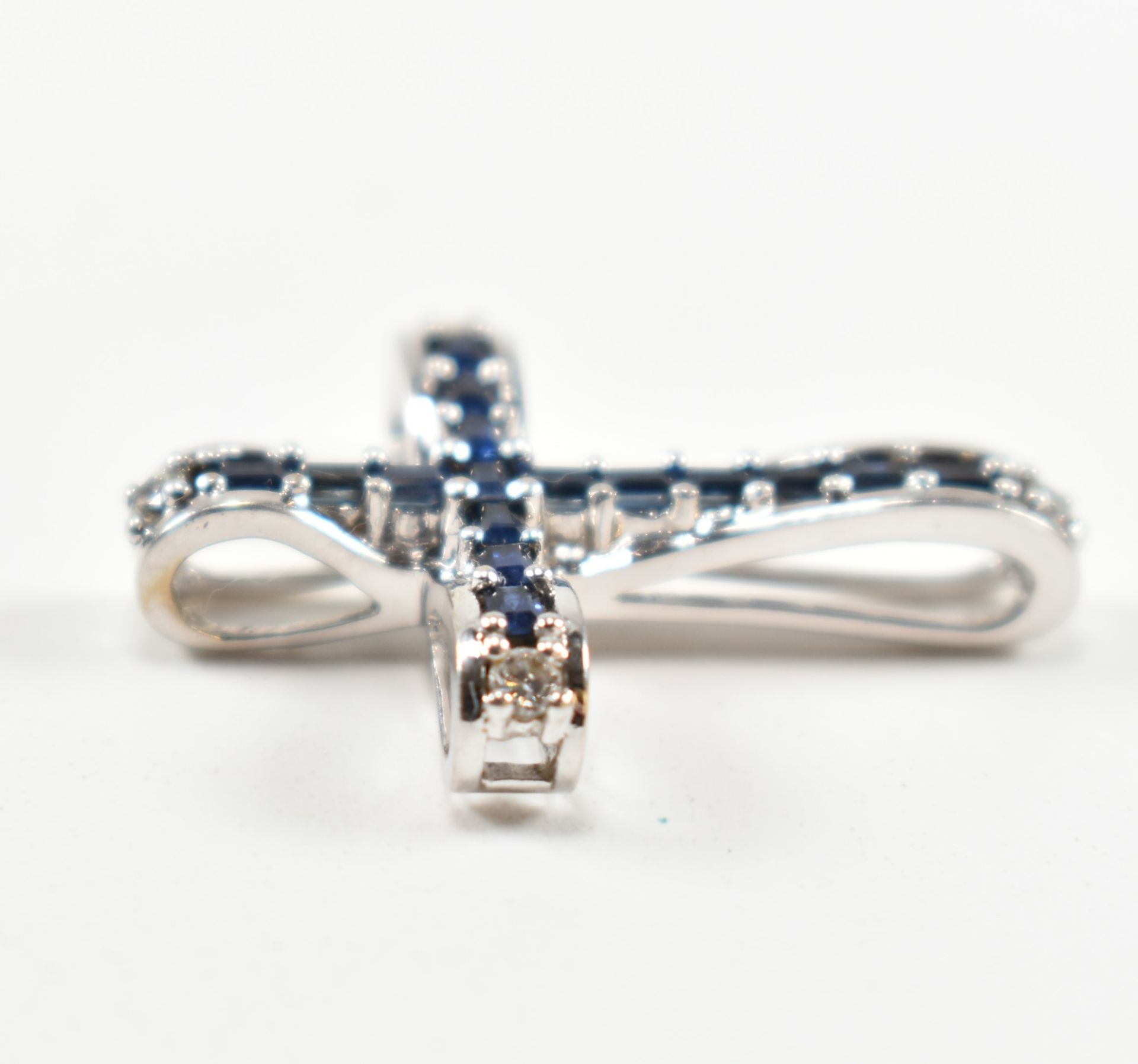 HALLMARKED 18CT WHITE GOLD SAPPHIRE & DIAMOND CROSS PENDANT - Image 5 of 5