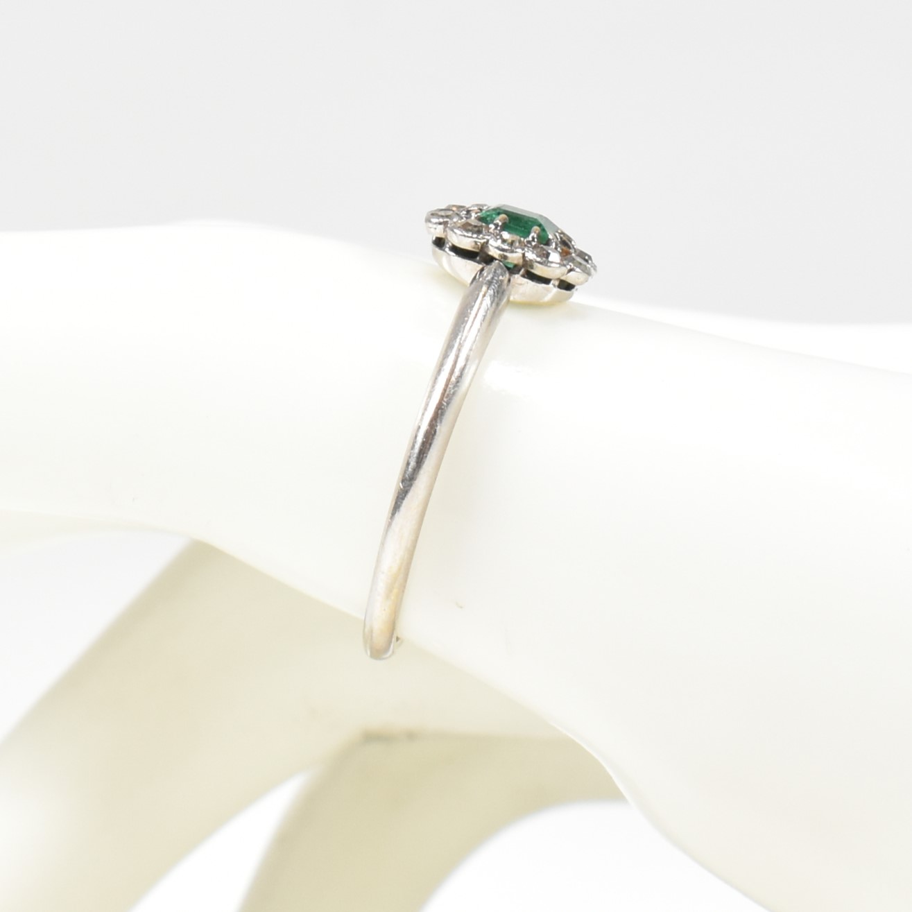 1920S 18CT WHITE GOLD EMERALD & DIAMOND CLUSTER RING - Image 8 of 9